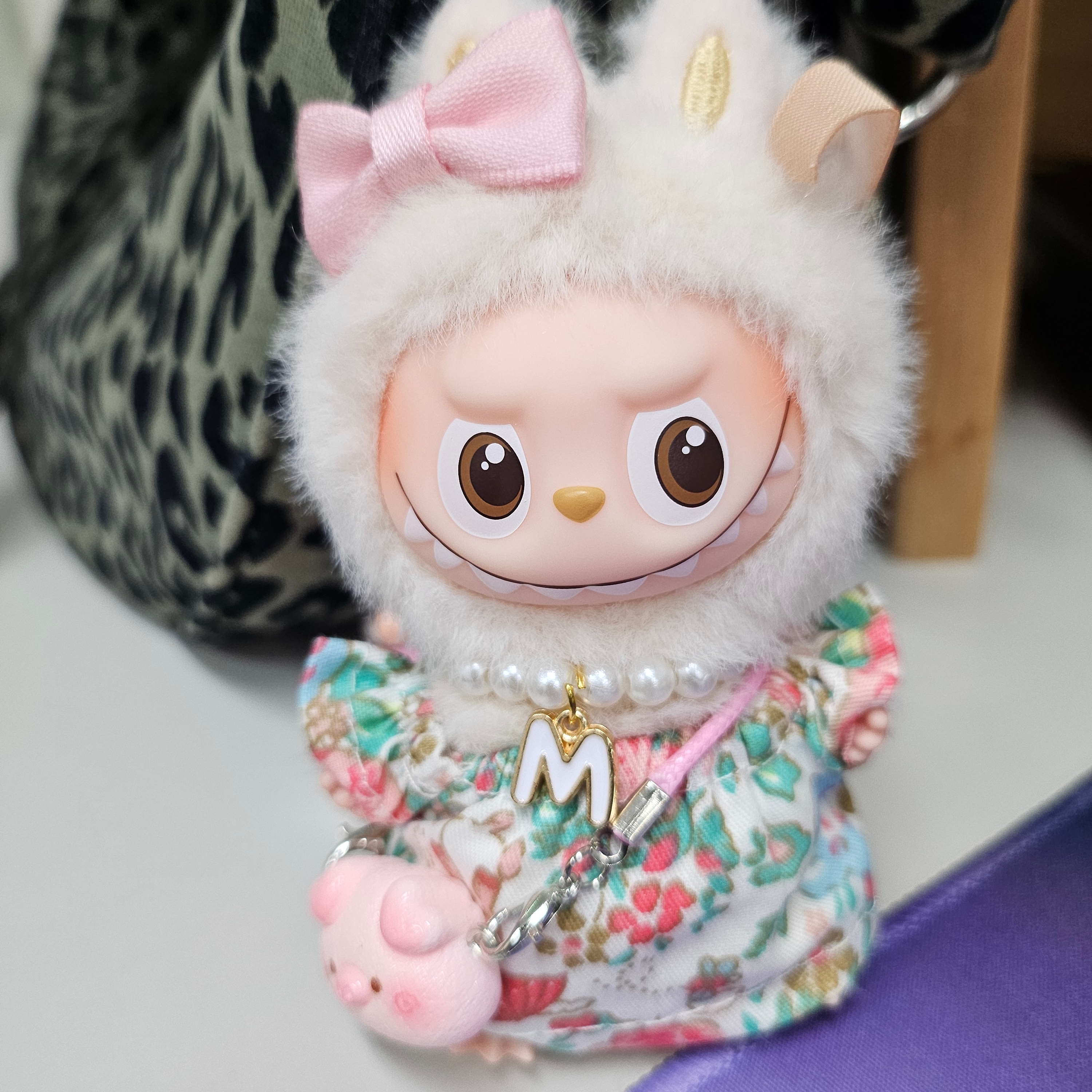 Pop Mart Labubu The Monsters Pin For Love Series Vinyl Plush Pendant (A-M) A (Opened Case) 착용 스타일