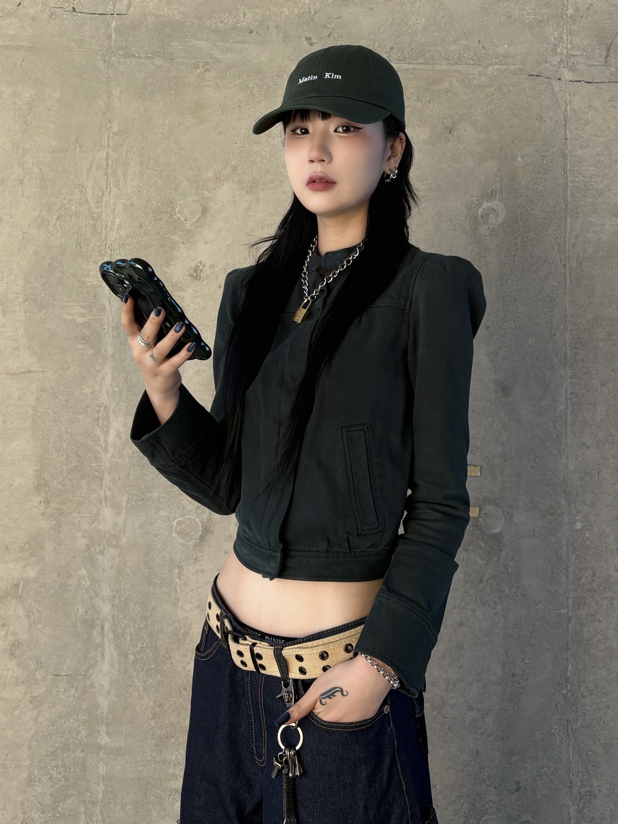 Matin Kim Matin Classic Logo Ball Cap in Black, Converse x Drkshdw Turbodrk Chuck 70 Hi Black Lacquered Denim 착용 스타일 - 2