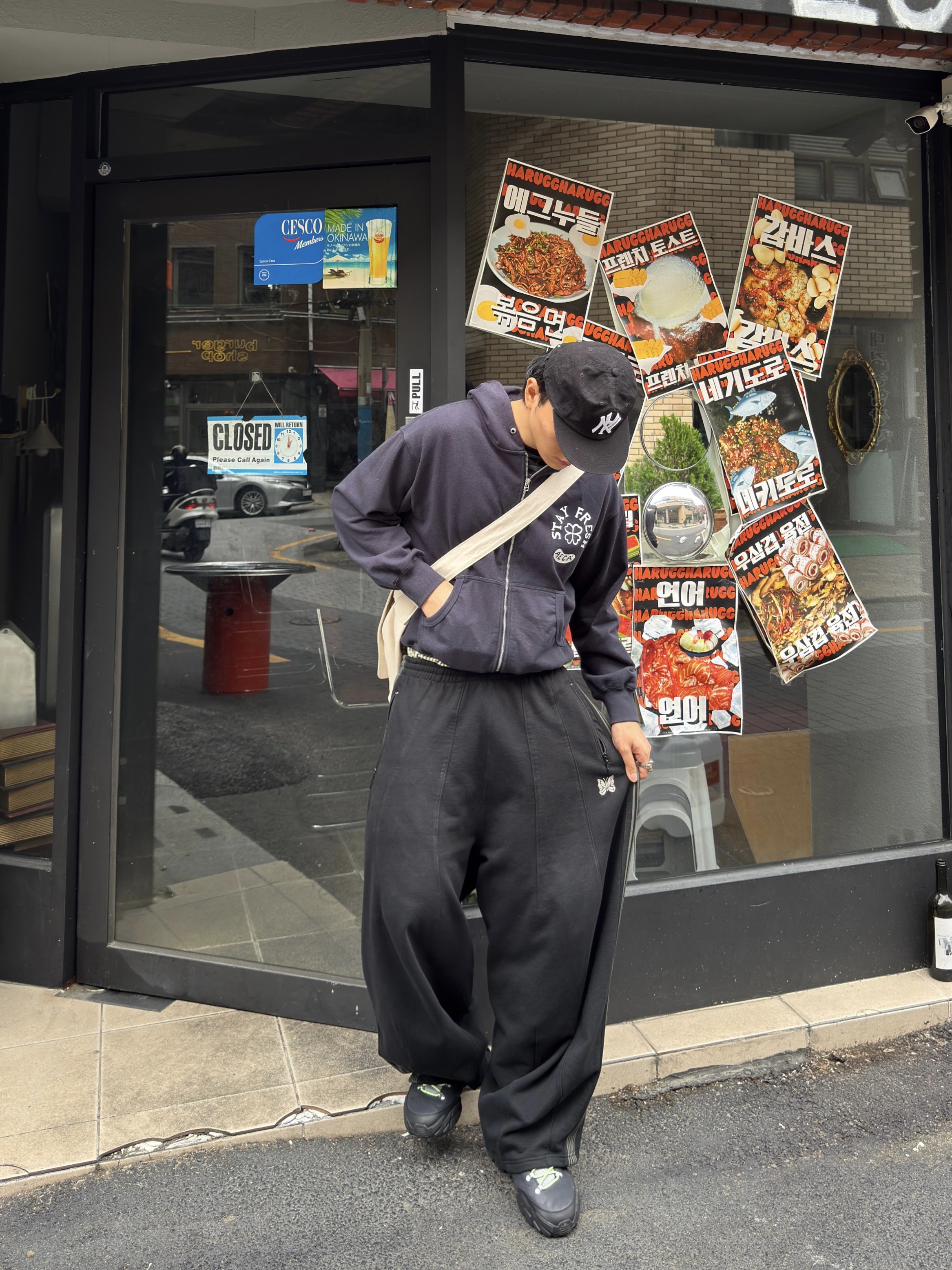 Stussy Boxer Shorts Multi (3 Pack), Needles x LHP H.D. Track Pants Black 착용 스타일 - 1