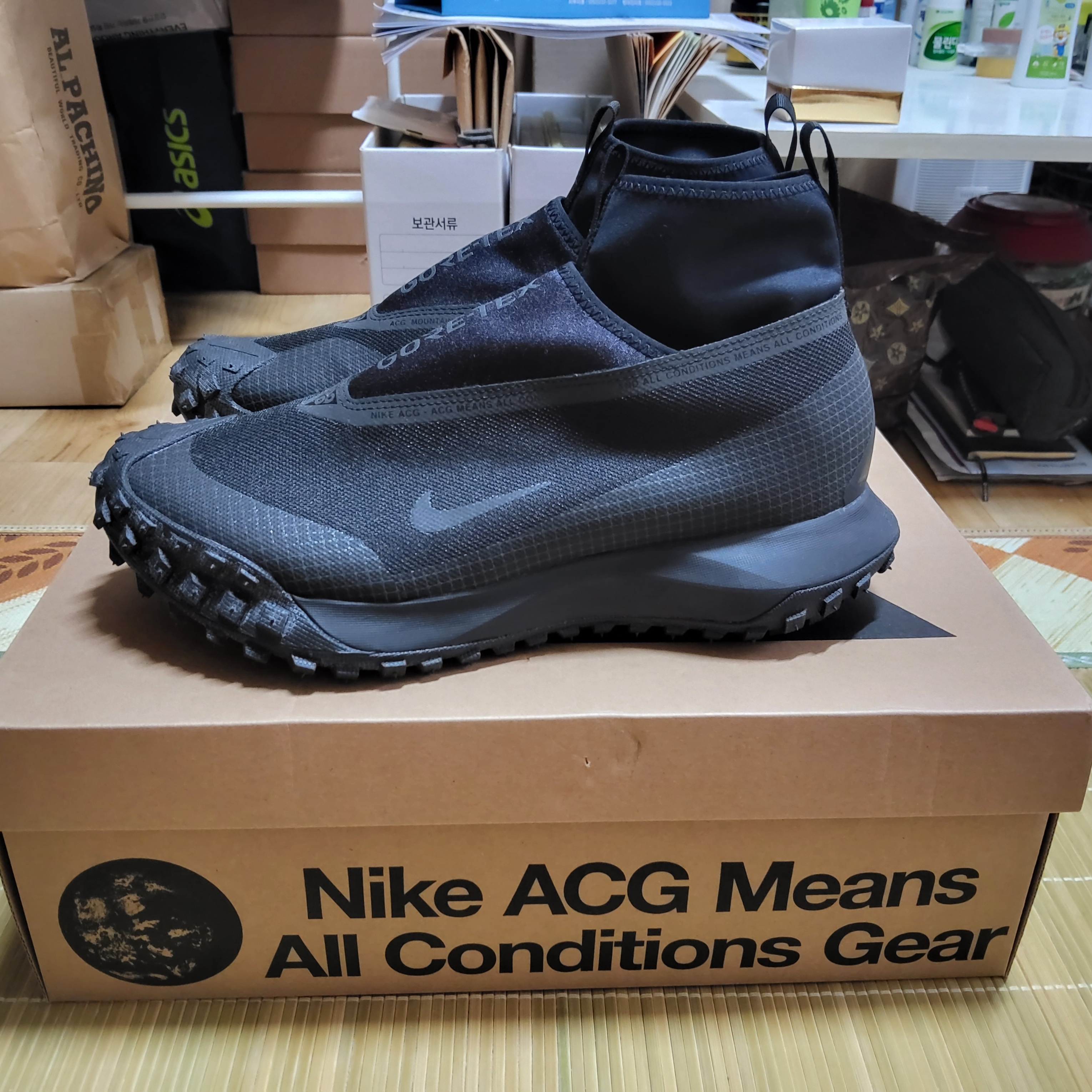 Nike ACG Mountain Fly Gore-Tex Black and Dark Grey 착용 스타일 - 1