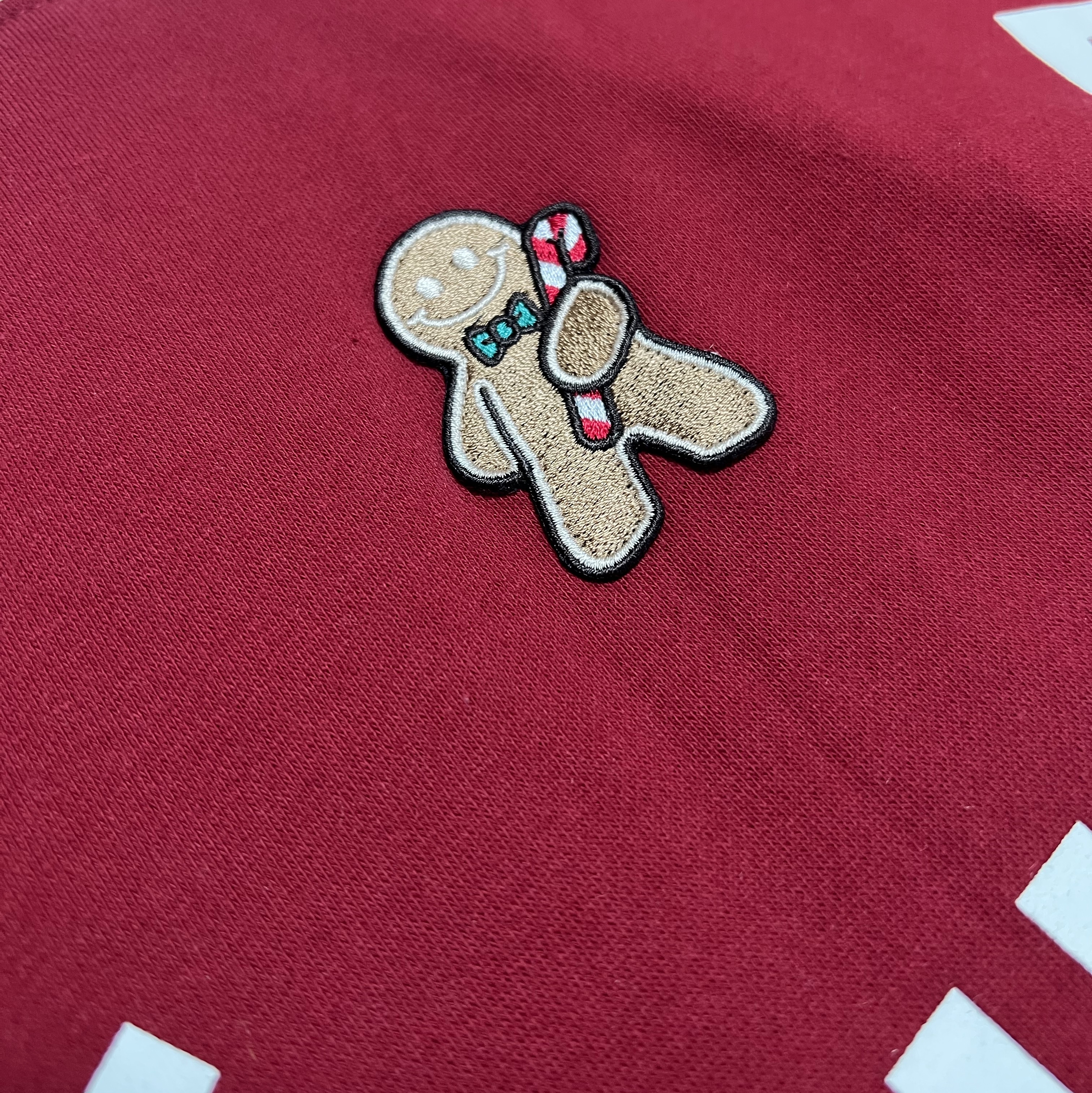 IAB Studio 24 Christmas Hoodie Burgundy Oatmeal 착용 스타일