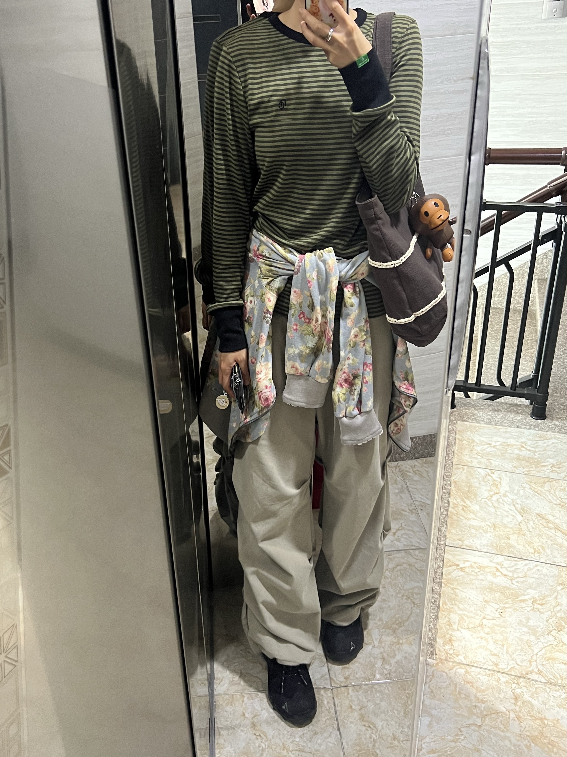 COYSEIO Soft Strap Line Pants Beige, COYSEIO Moko Reversible Tote Bag Brown 착용 스타일