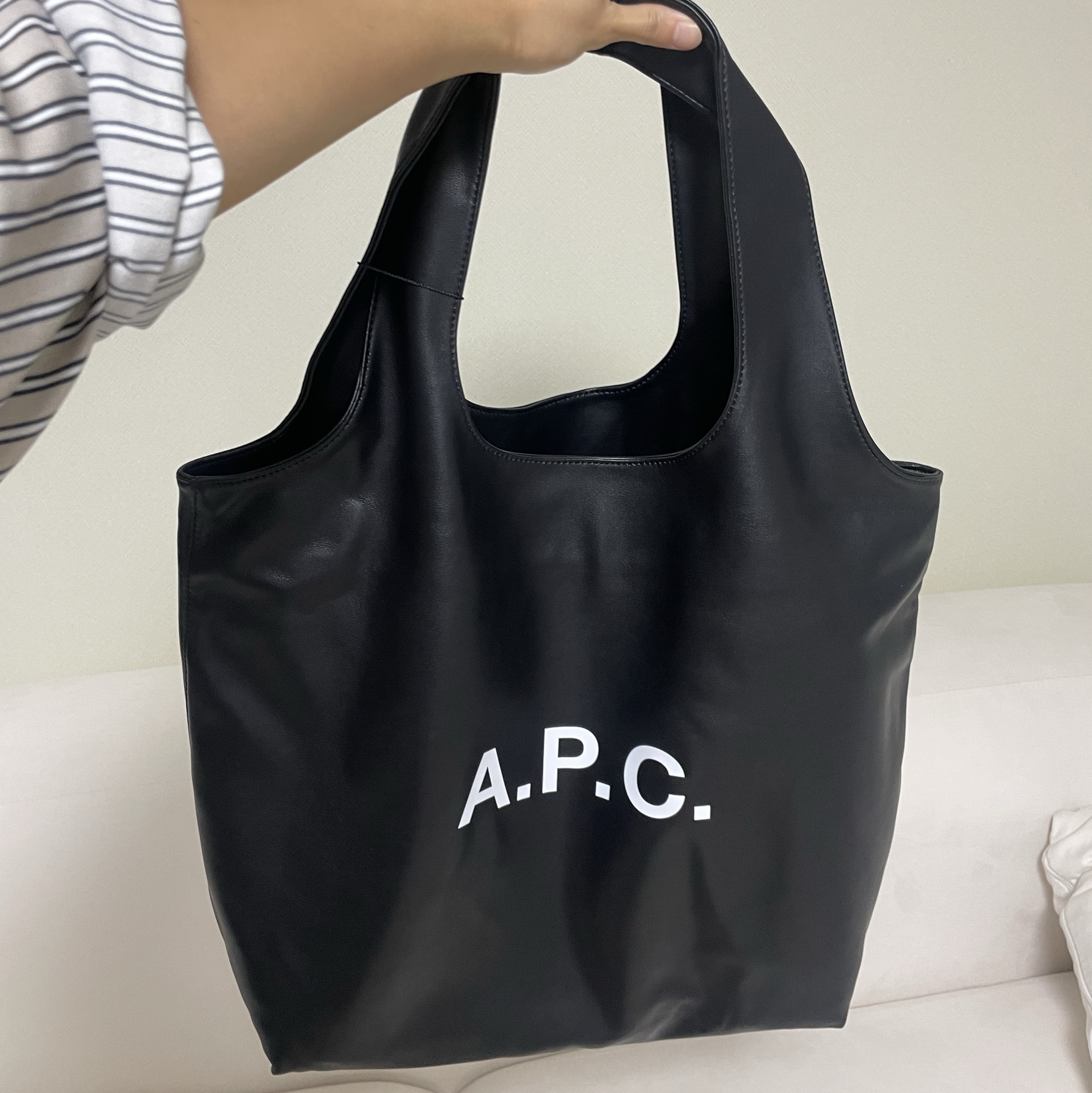 A.P.C. Ninon Tote Bag Black 착용 스타일