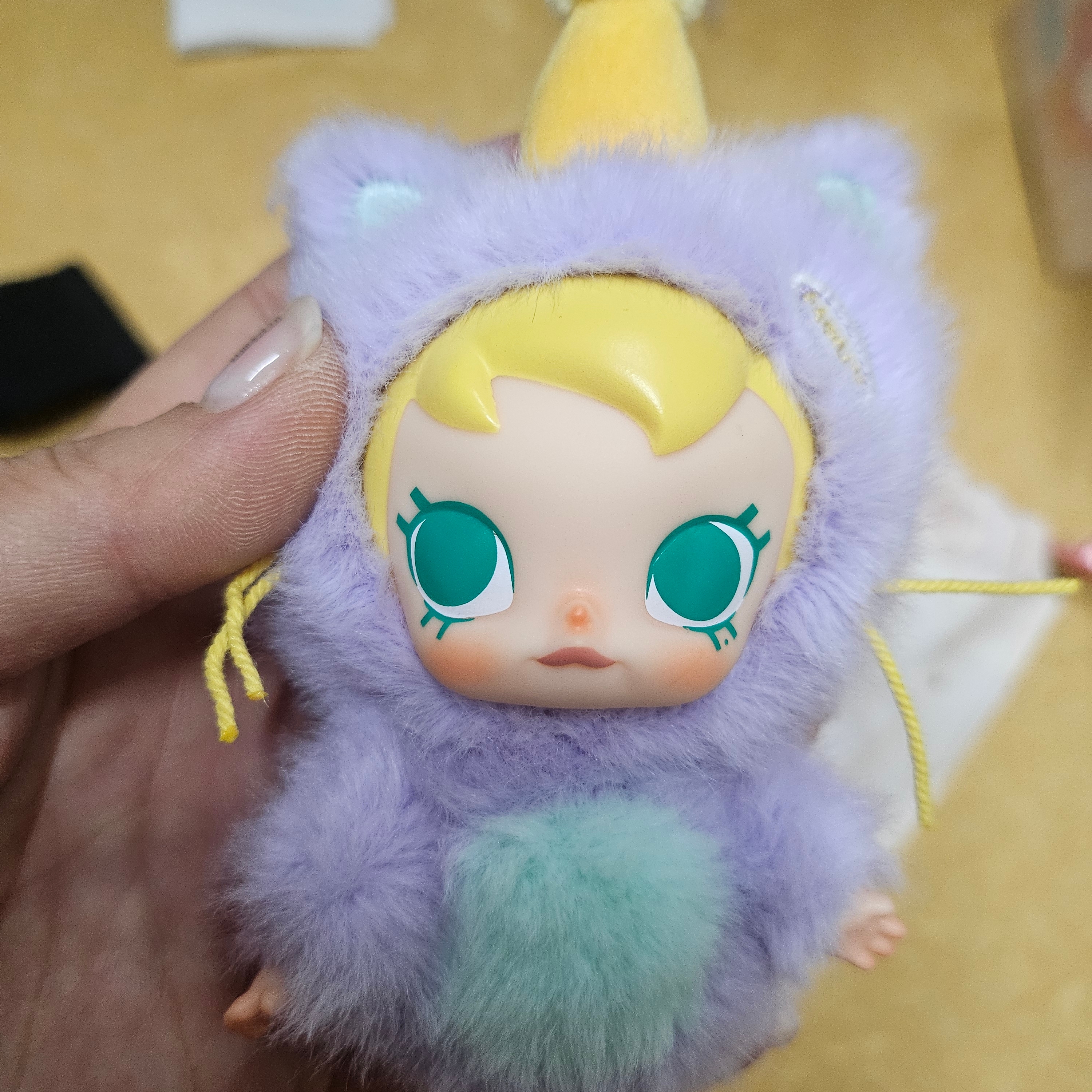 Pop Mart Baby Molly Pocket Friends Series Vinyl Plush Pendant (1 Blind Box) 착용 스타일