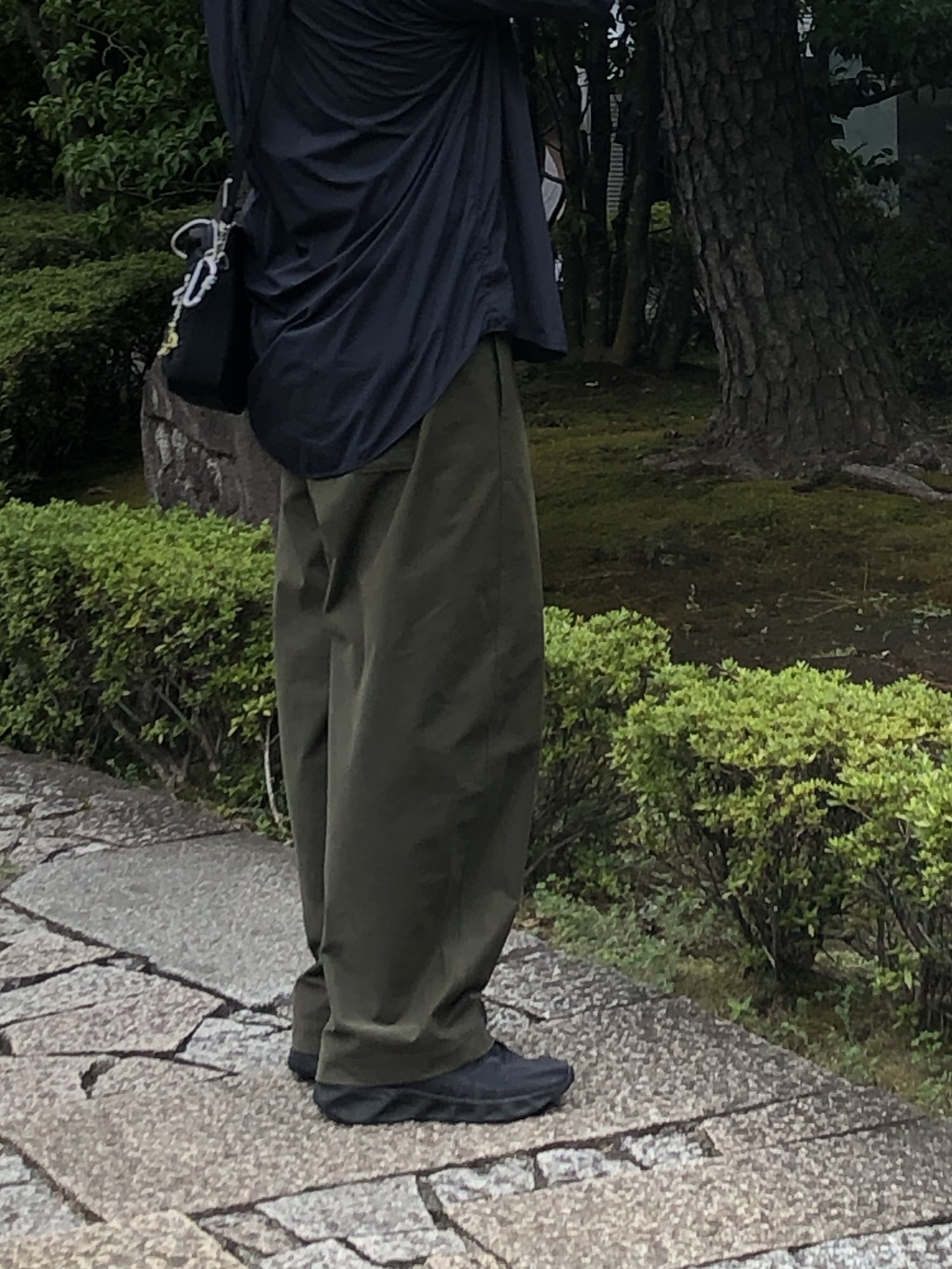 Nike Ava Rover Black Anthracite, Porter Mile Shoulder Bag Black 착용 스타일 - 3