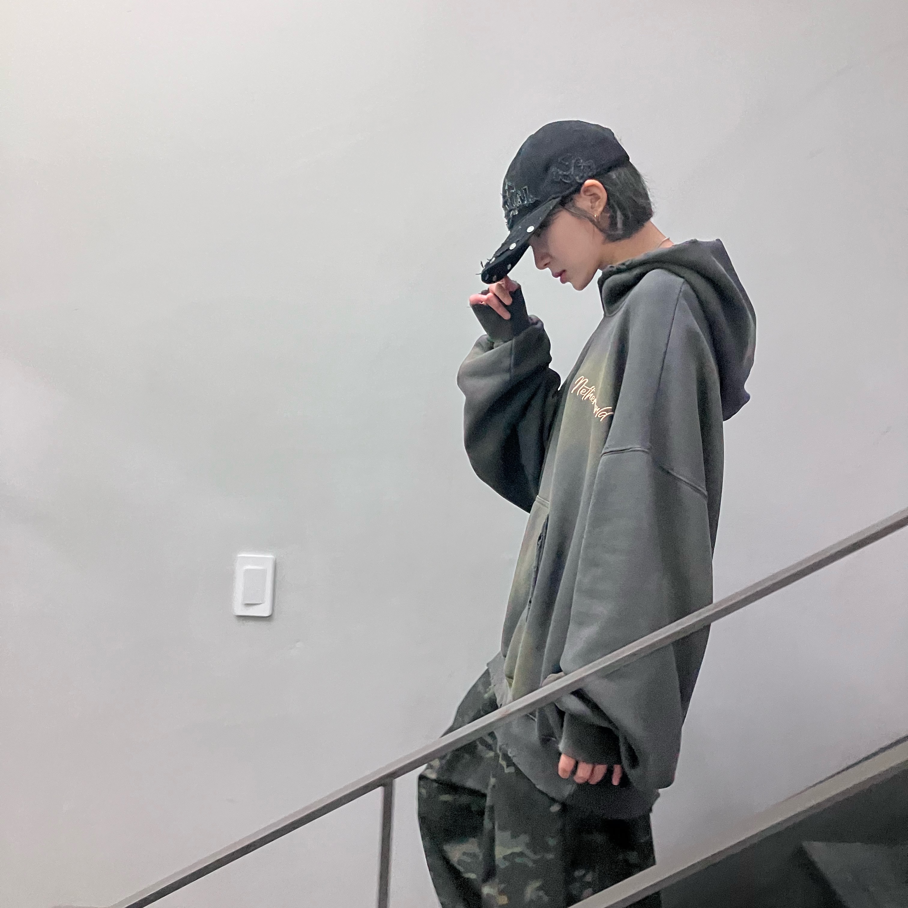 True Religion x NOMANUAL No Religion Logo Patch Work Cap Washed Black, Netherworld Washed Hoodie Grey 착용 스타일 - 1