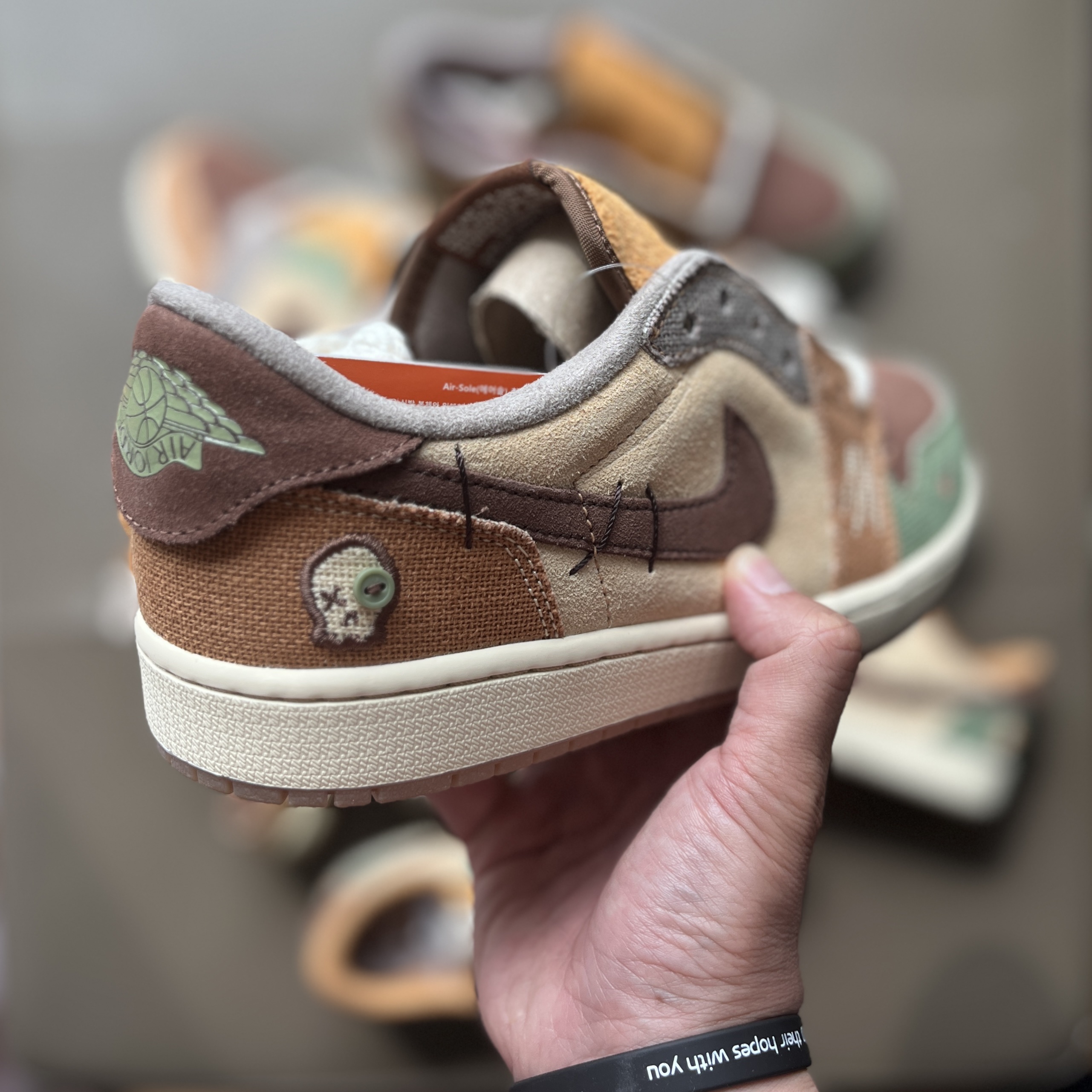 Jordan 1 x Zion Williamson Retro Low OG Flax and Oil Green 착용 스타일 - 1