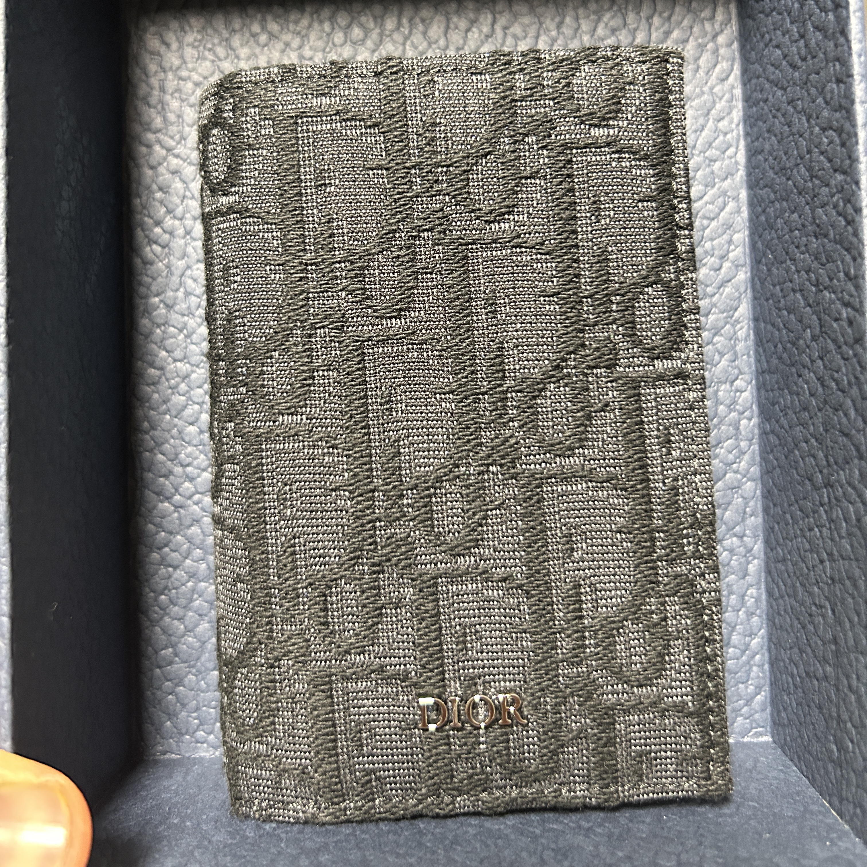 Dior Bi-Fold Card Holder Black Dior Oblique Jacquard 착용 스타일 - 1