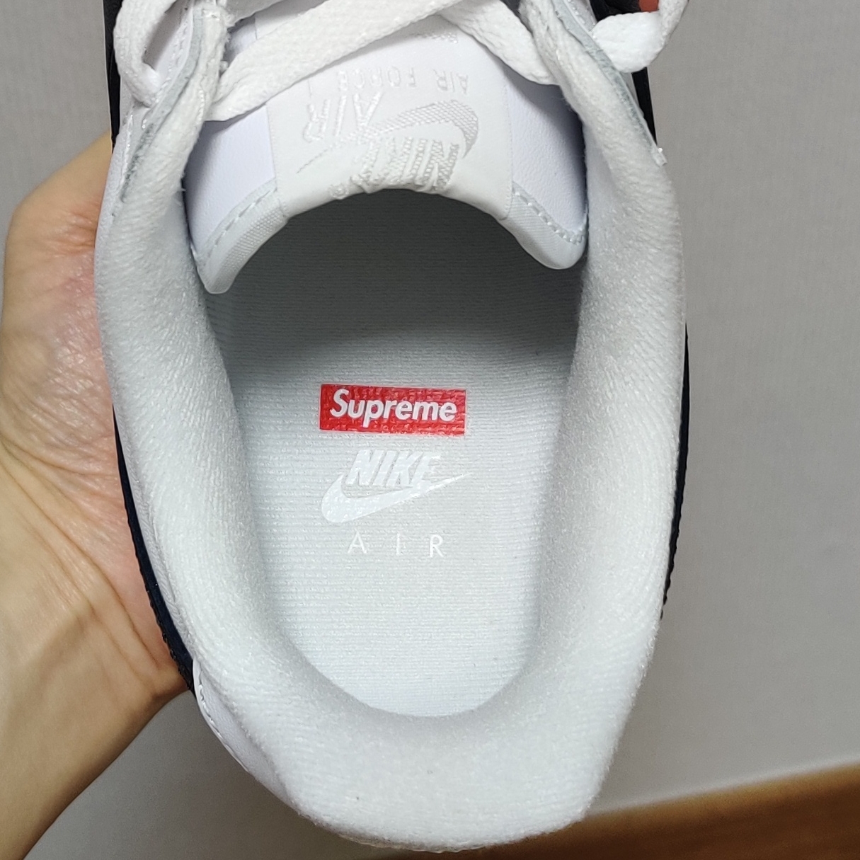 Nike x Supreme Air Force 1 Low White 착용 스타일 - 5