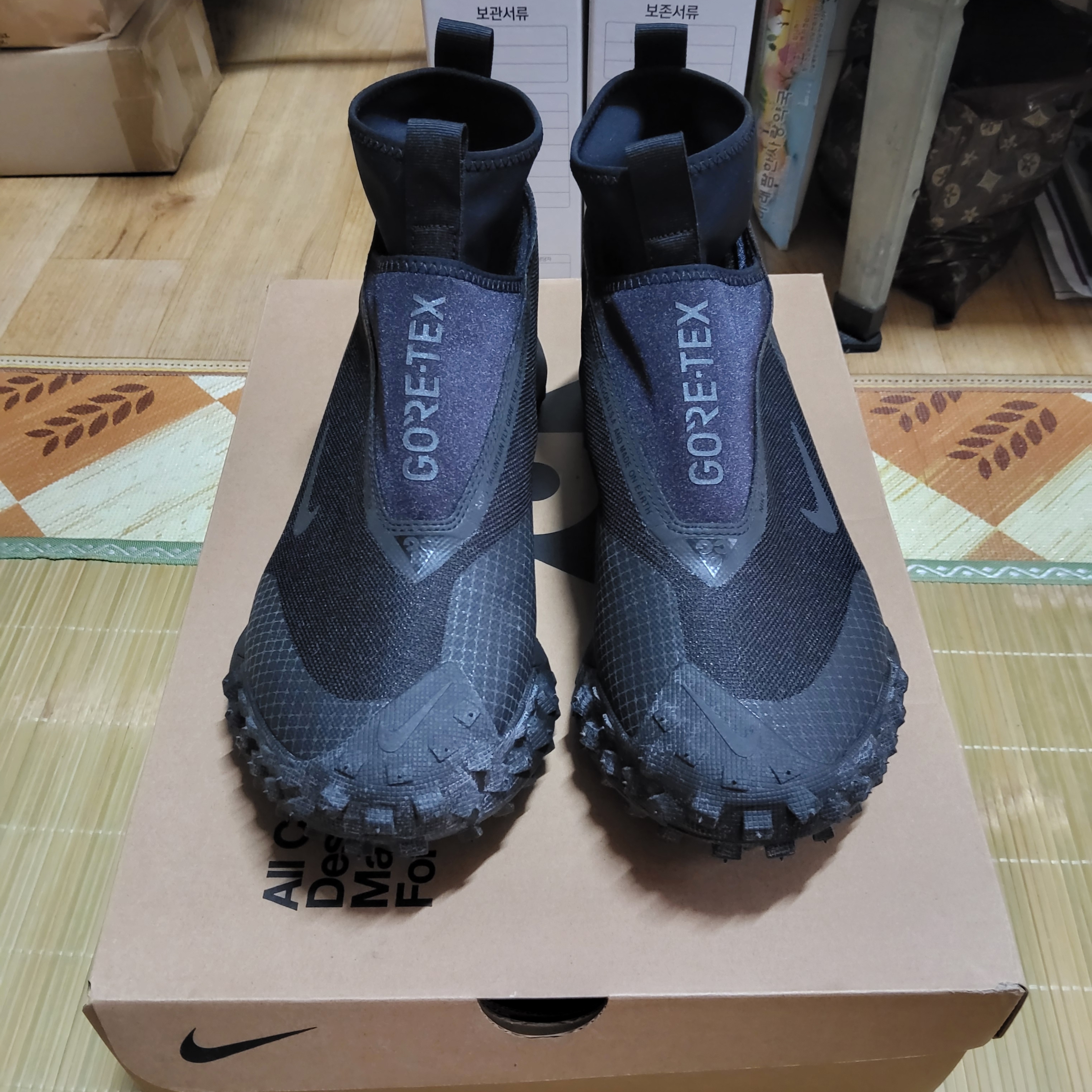 Nike ACG Mountain Fly Gore-Tex Black and Dark Grey 착용 스타일 - 3