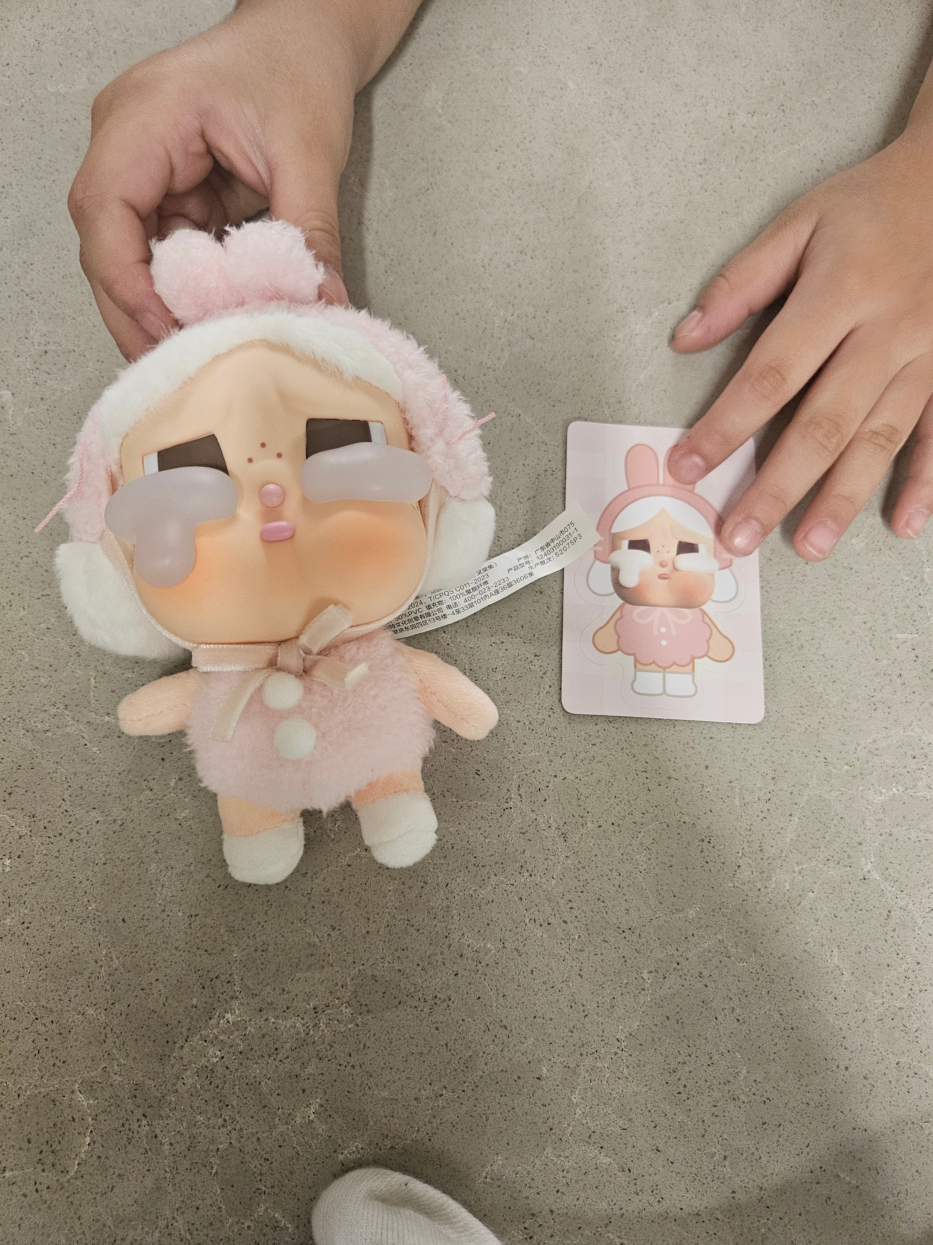 Pop Mart Crybaby Crying Again Series Plush Keyring I'll Give You All My Love (Opened Case) 착용 스타일