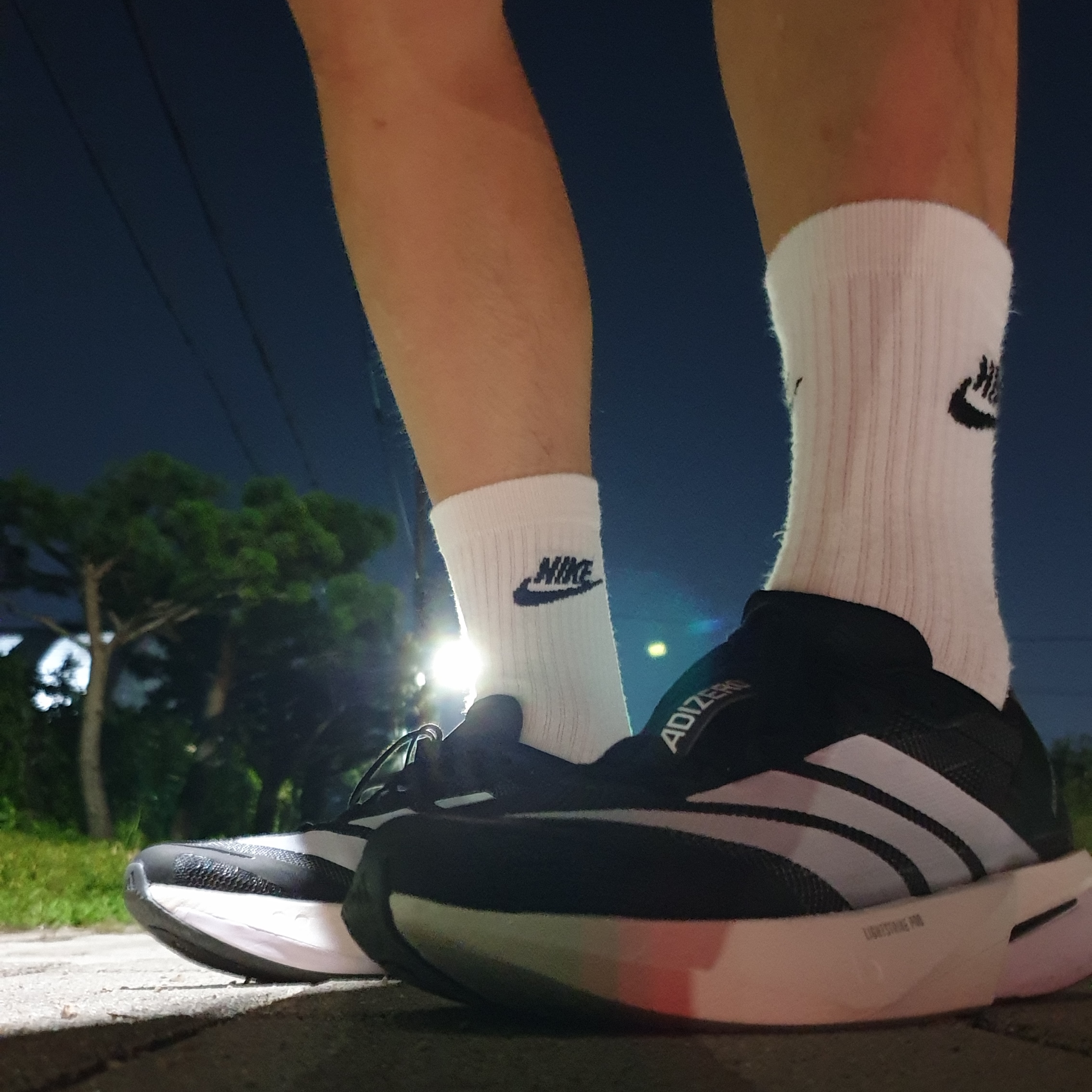 Adidas Adizero Boston 13 Core Black Cloud White 착용 스타일 - 2