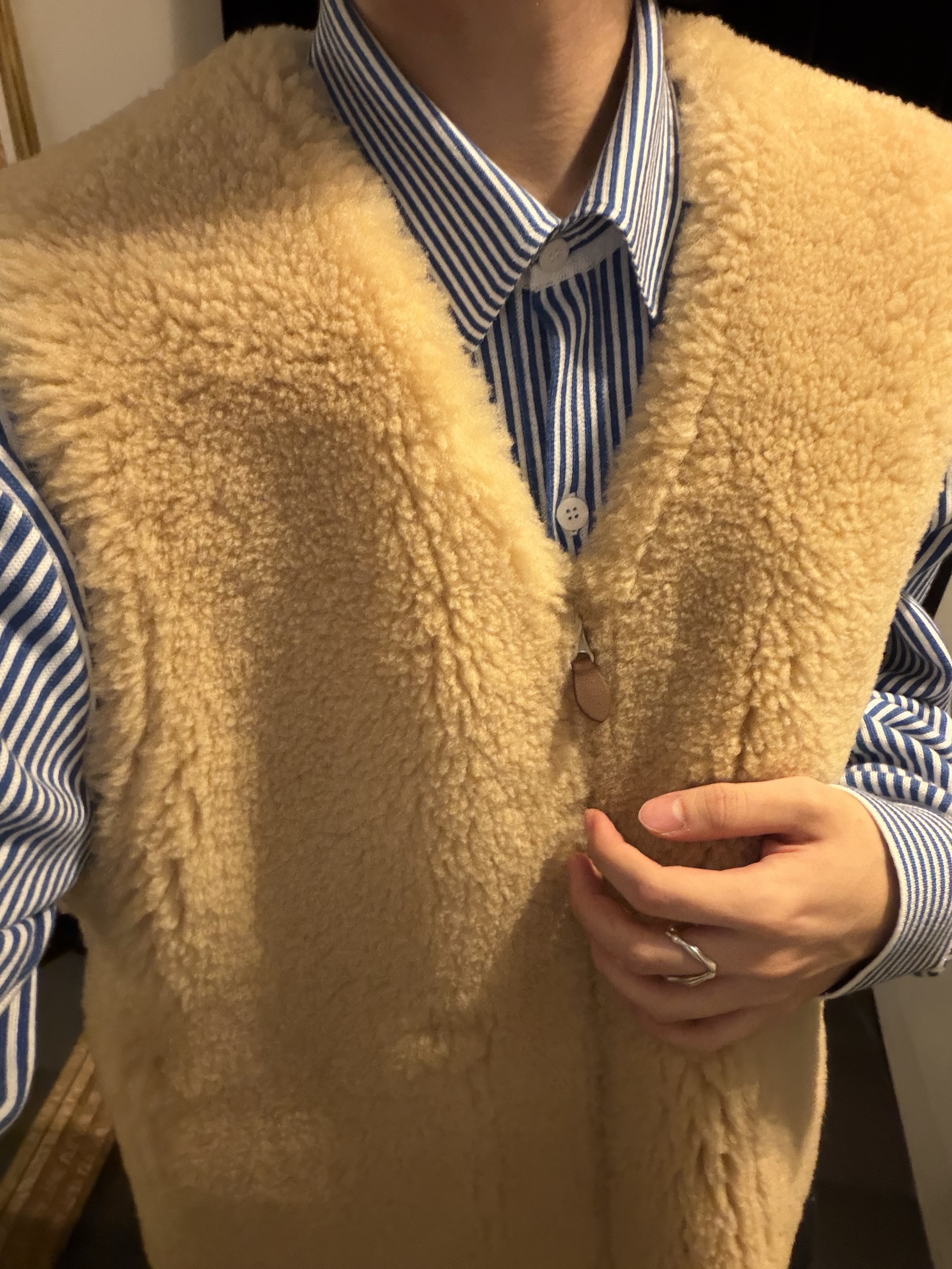 STU Fluffy Stripe Cardigan Burgundy, STU Fluffy Stripe Cardigan Brown 착용 스타일 - 4