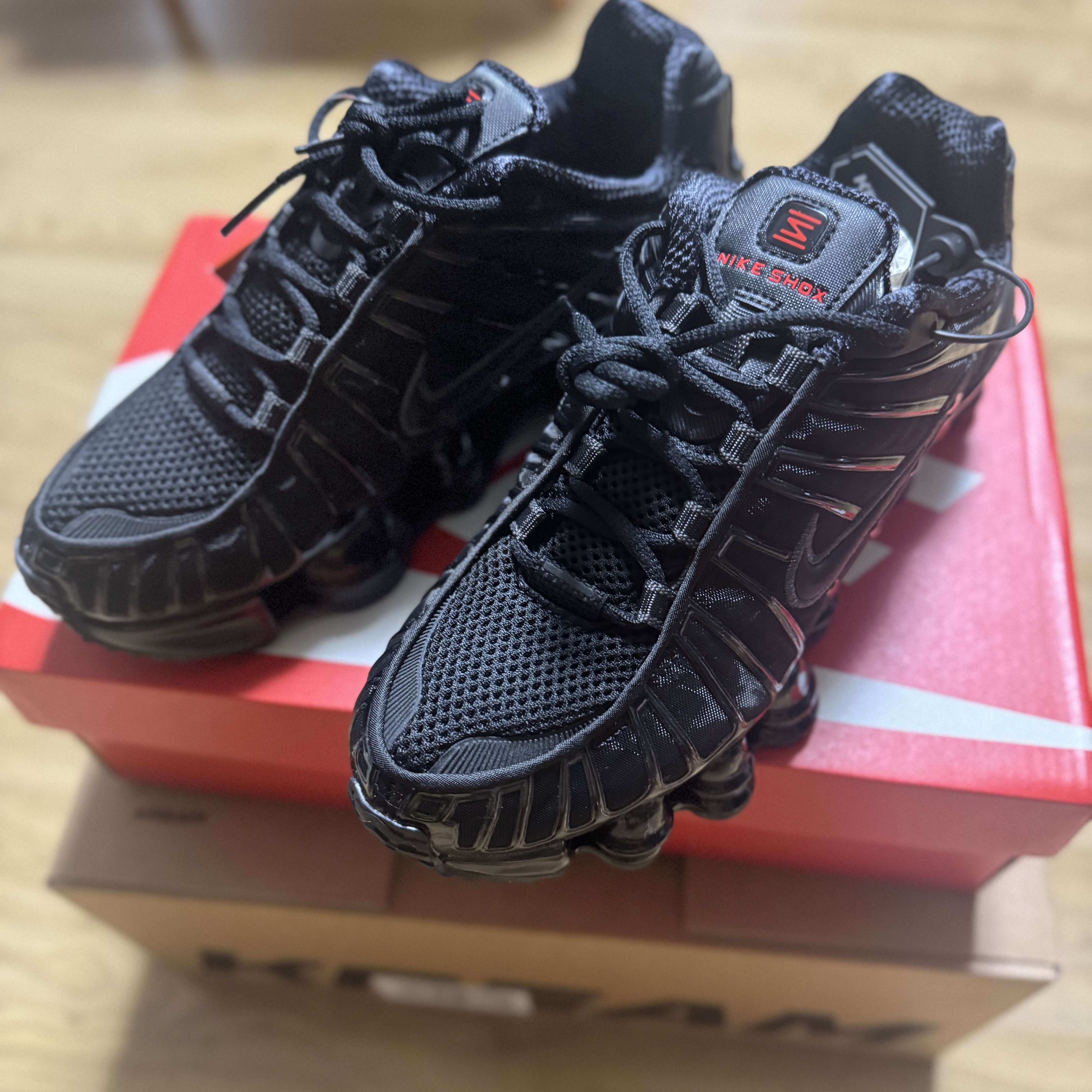 (W) Nike Shox TL Black and Max Orange 착용 스타일 - 1