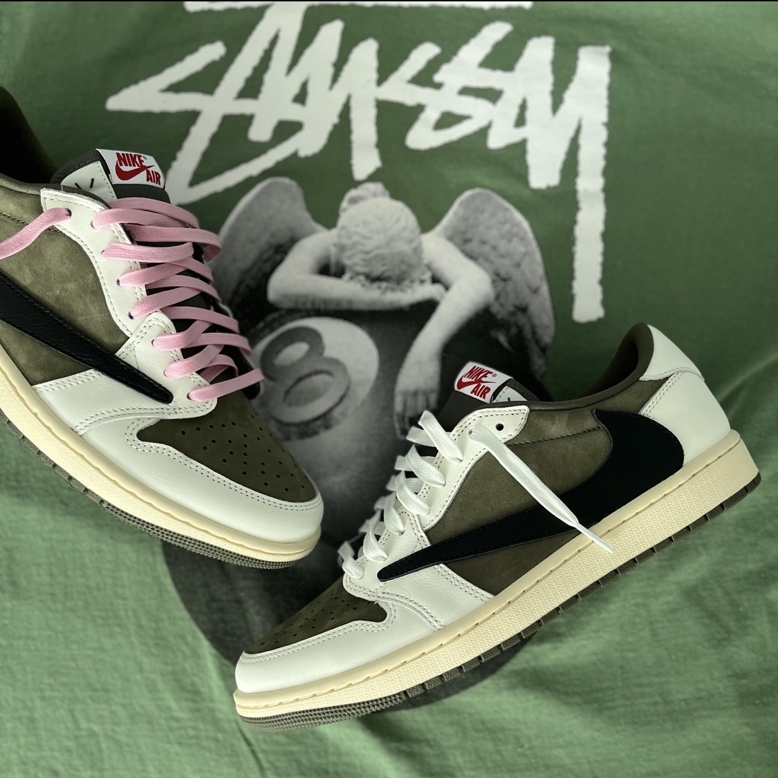 Stussy Angel T-Shirt Green, Jordan 1 x Travis Scott Retro Low OG SP Reverse Olive 착용 스타일 - 4
