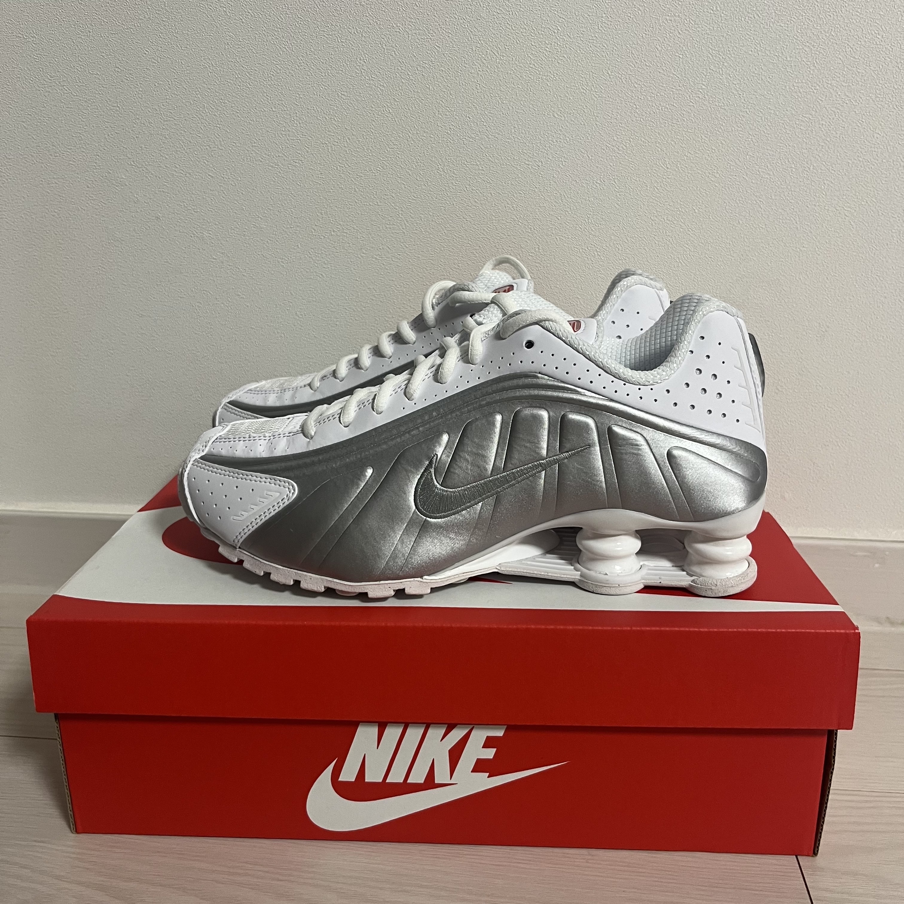(W) Nike Shox R4 White Metallic Silver 착용 스타일 - 3