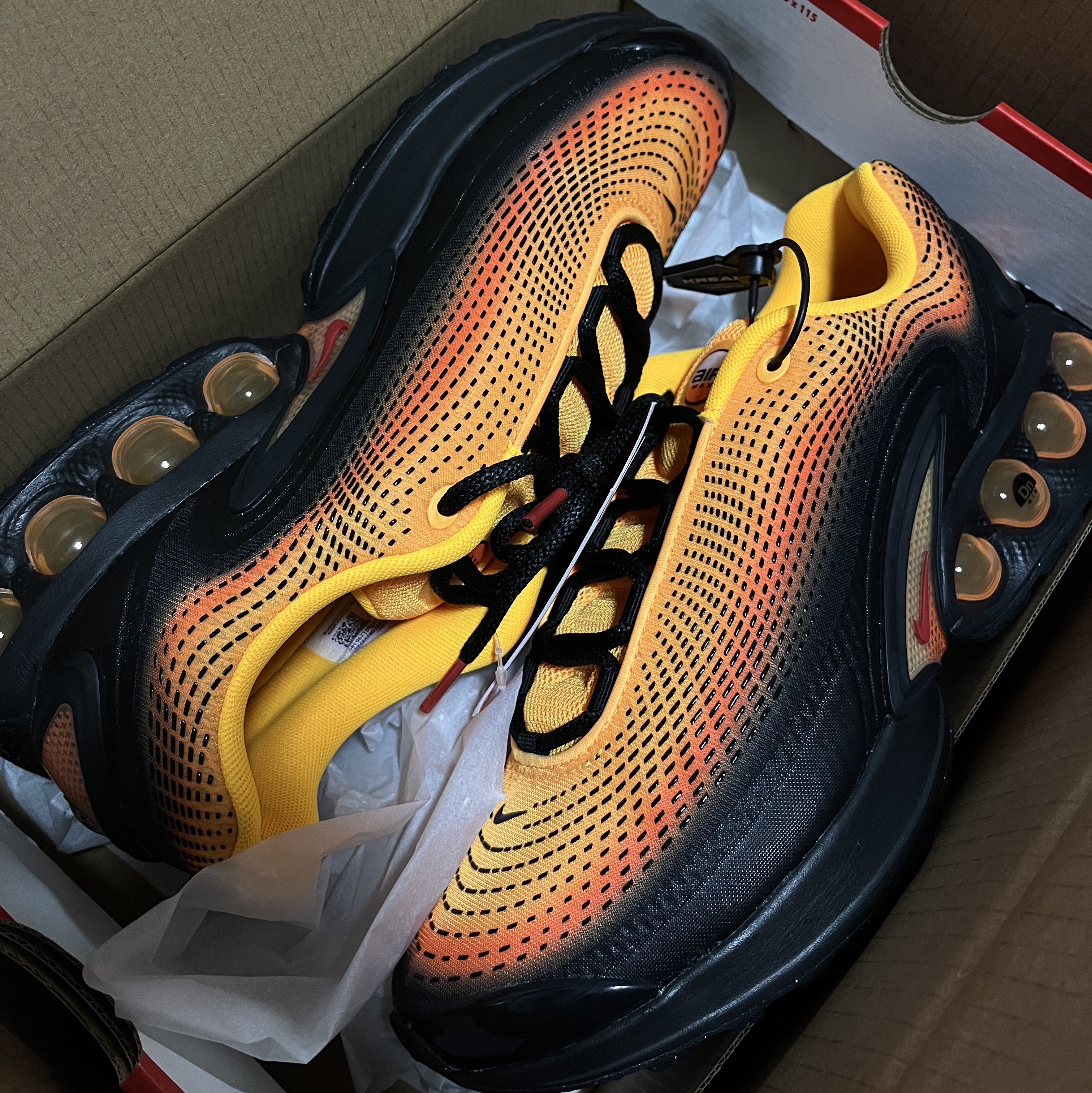 Nike Air Max Dn SE Laser Orange Comet Red 착용 스타일