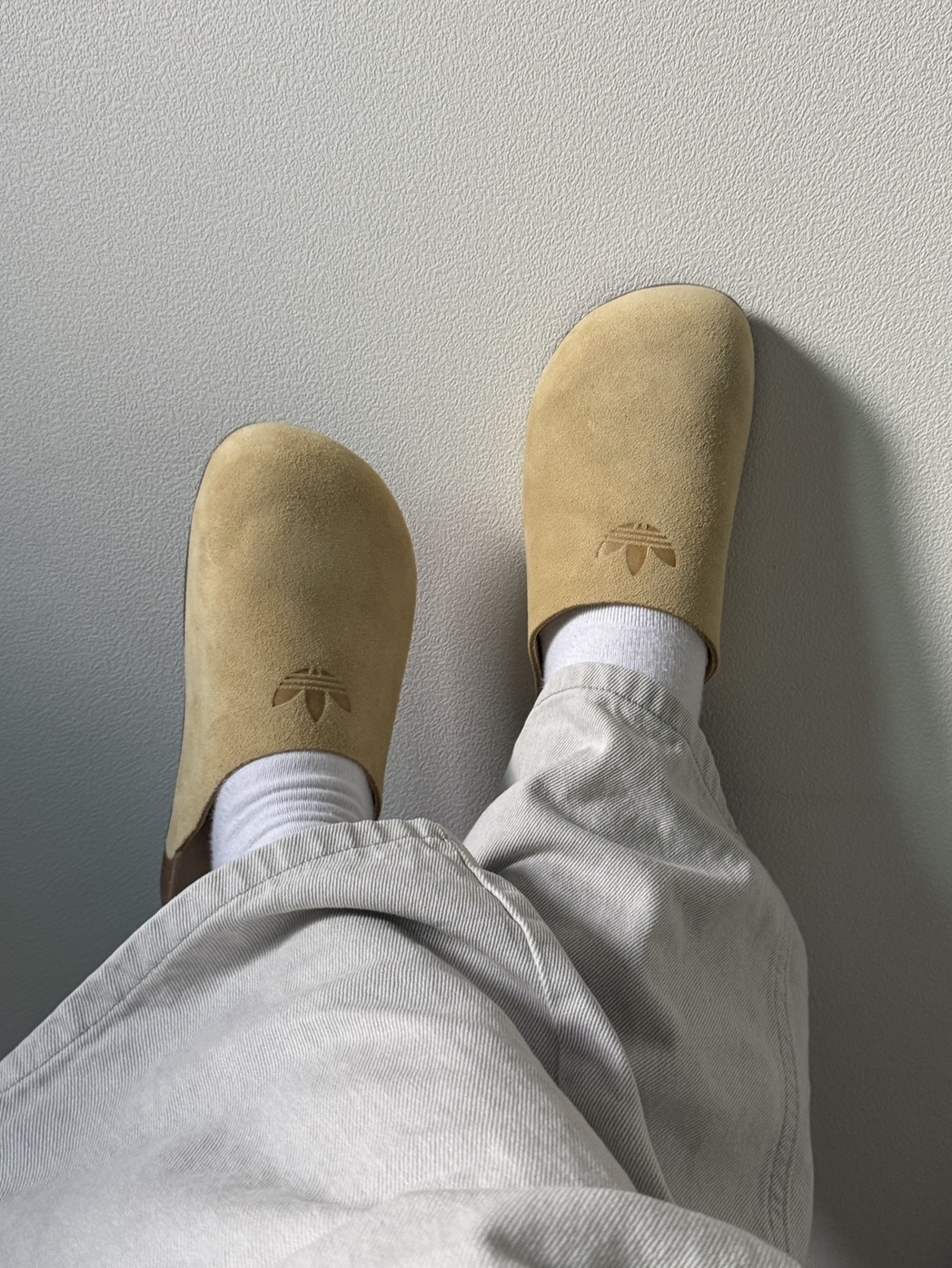 Adidas Adimule Slides Golden Beige Gum 착용 스타일