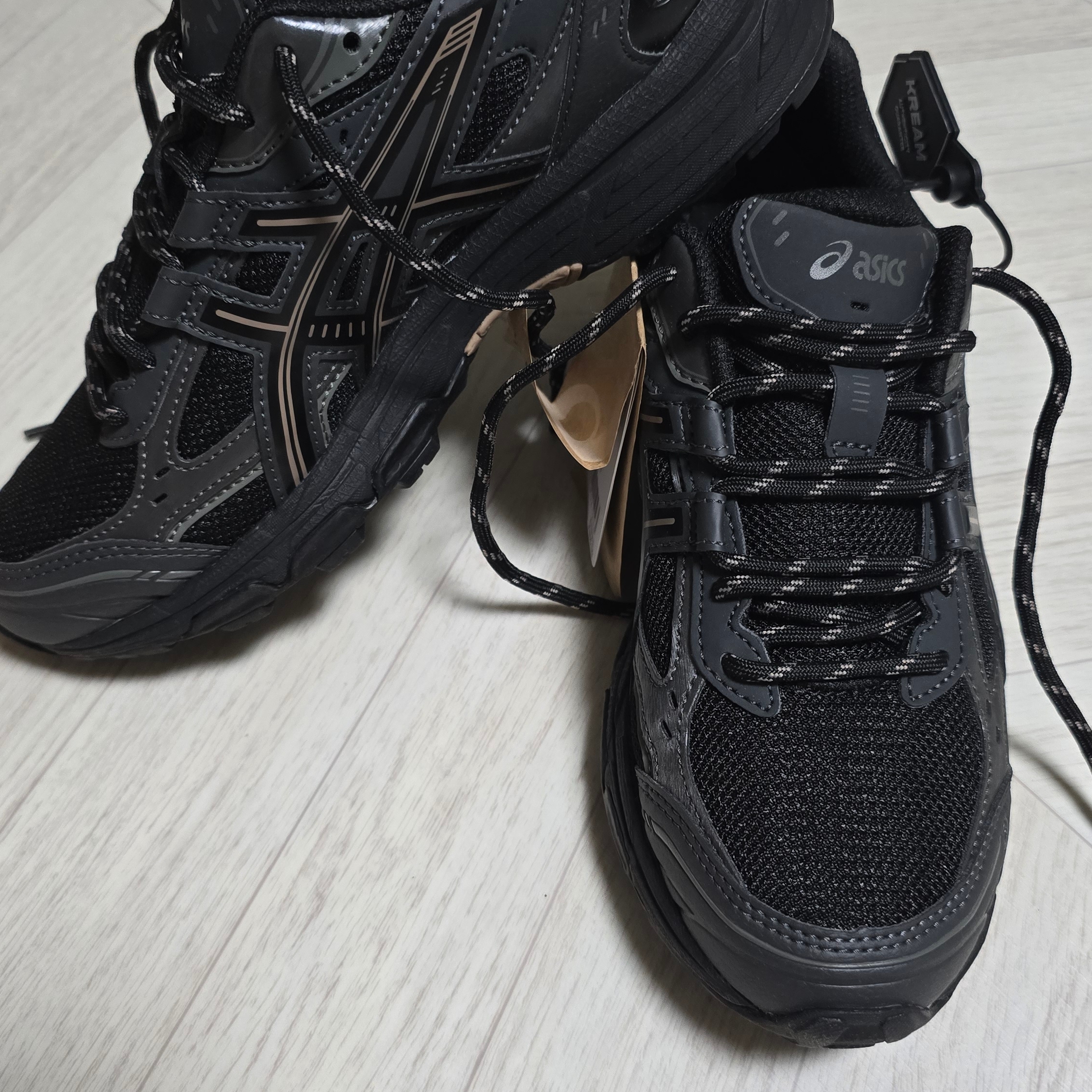 Asics Gel-Nunobiki Black Taupe Grey 착용 스타일 - 1