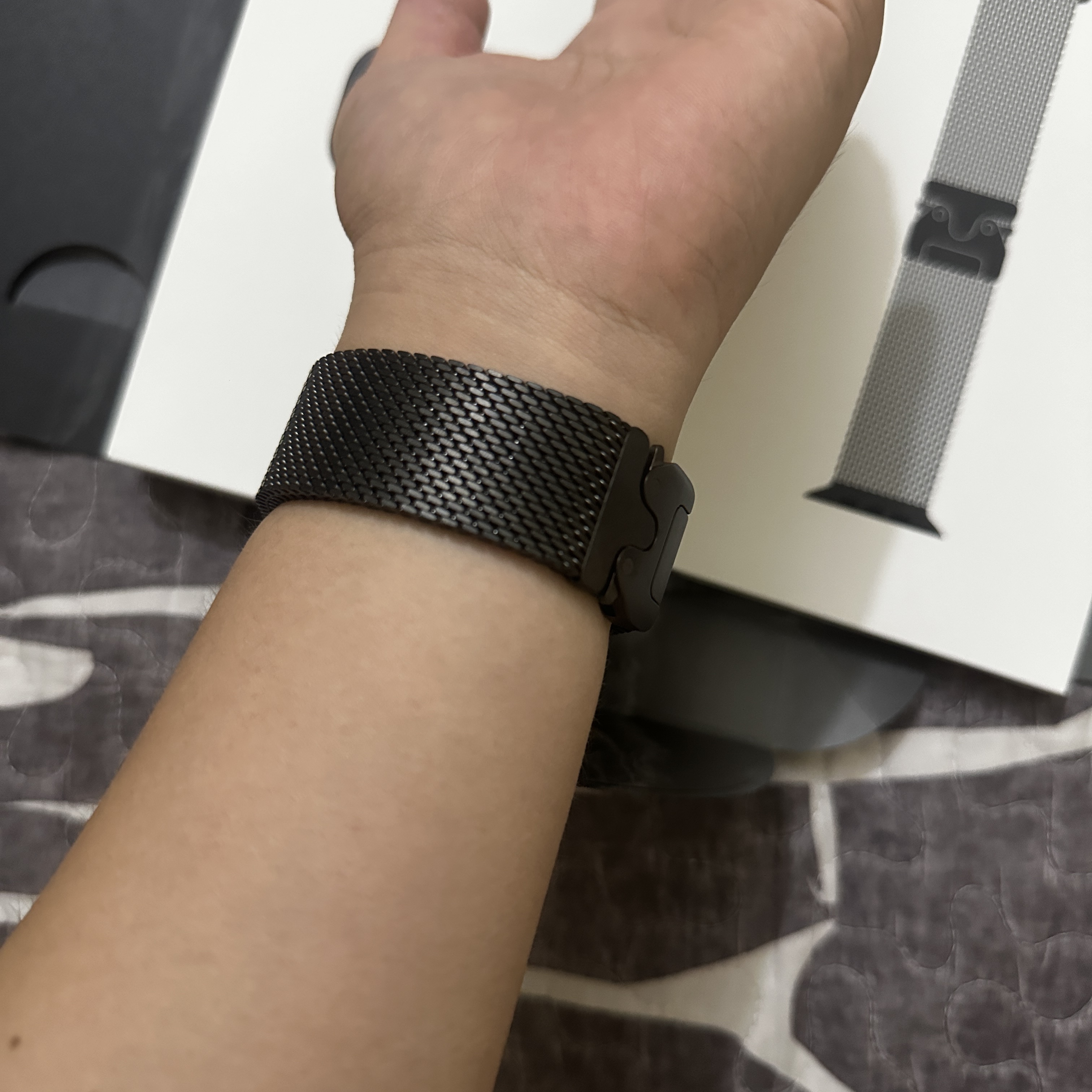 Apple Watch Ultra 2 49mm Black Titanium Case with Ocean Band Black (Korean Ver.), Apple Watch Titanium Milanese Loop Band 49mm Black 착용 스타일 - 2