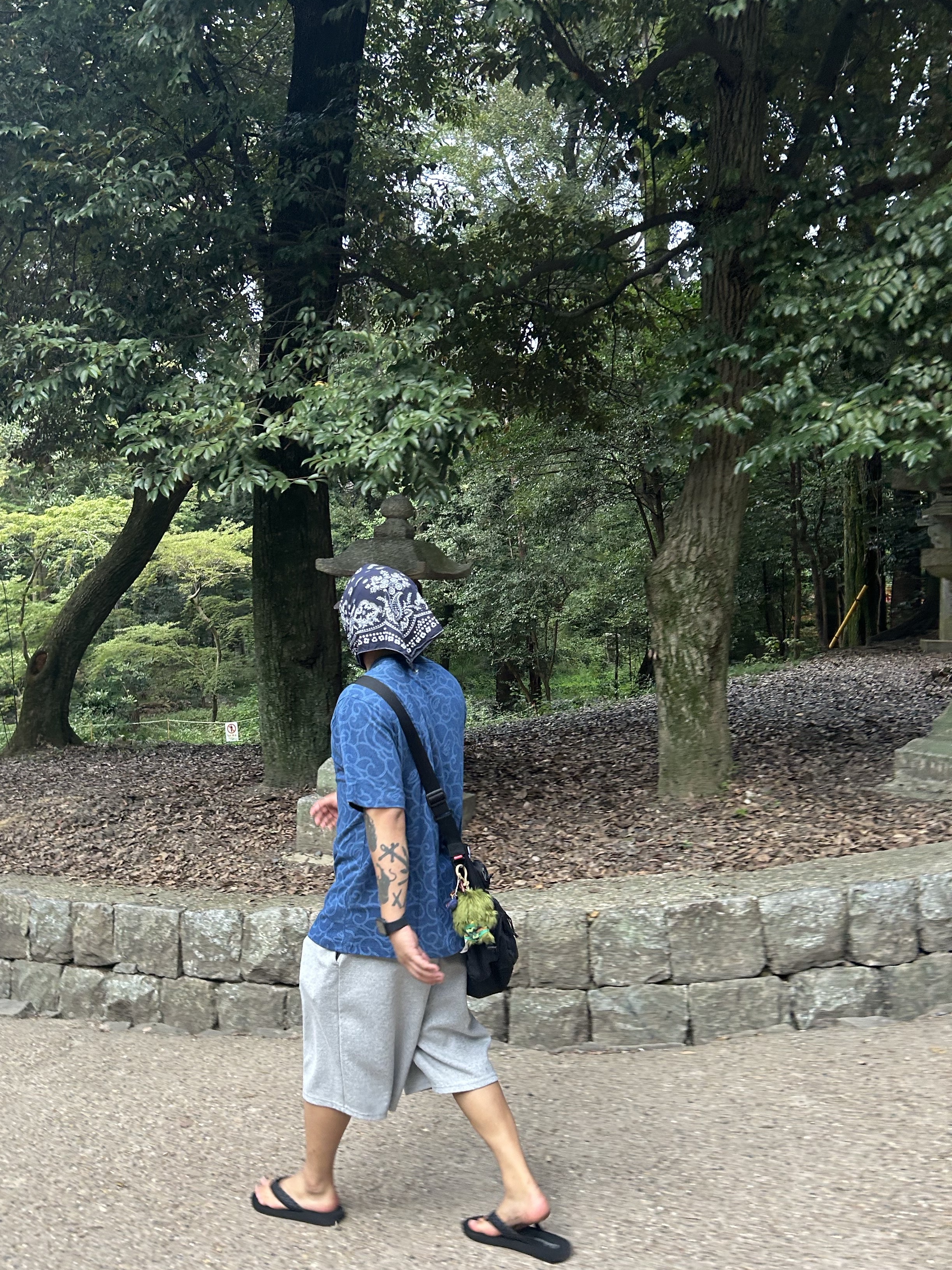 BAPE Indigo Dyed Cloud Camo College Relaxed Fit T-Shirt Navy, Supreme Field Messenger Bag Black - 23SS 착용 스타일 - 2