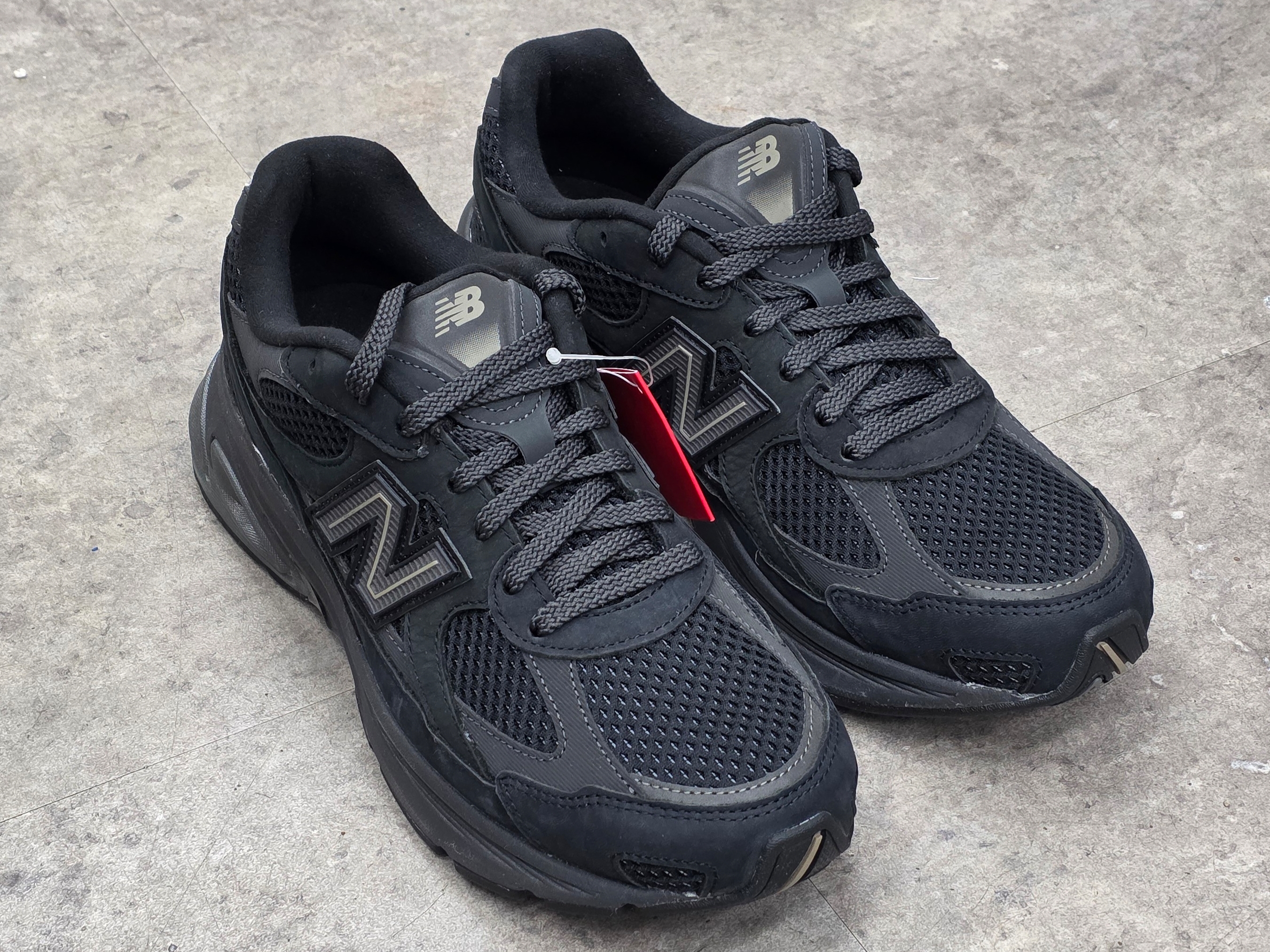 New Balance 2010 Black Black Cement 착용 스타일 - 3