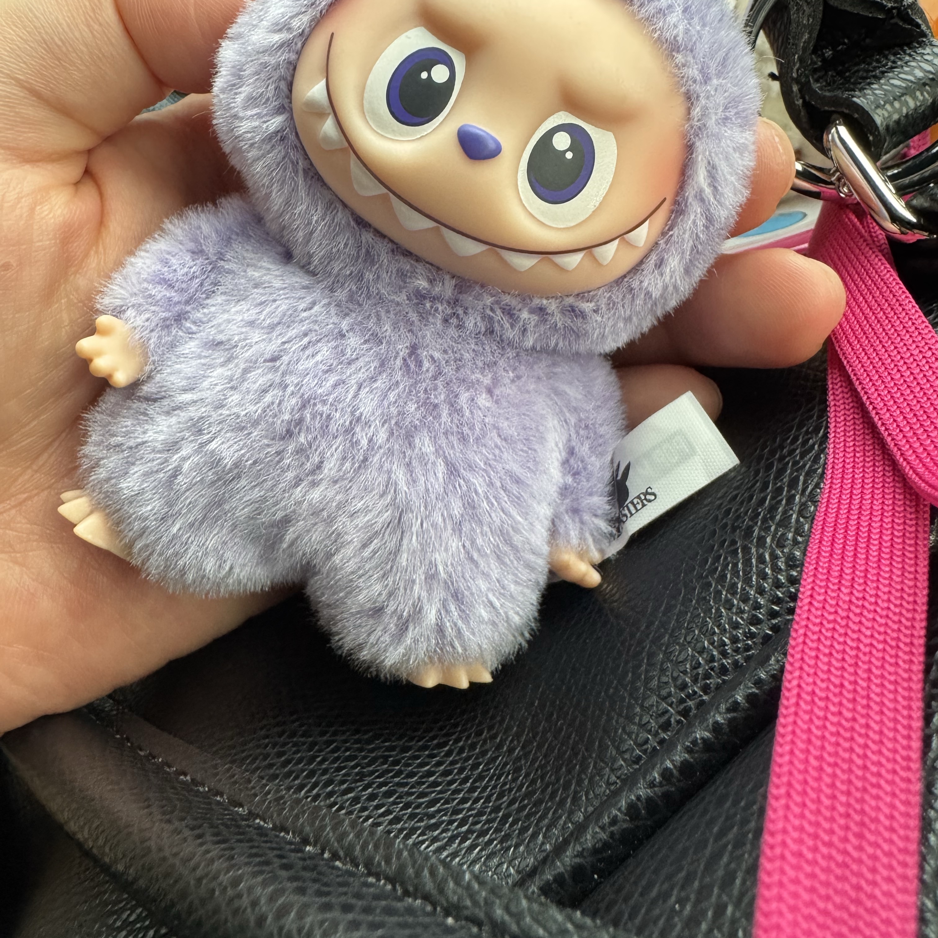 Pop Mart Labubu The Monsters Pin For Love Series Vinyl Plush Pendant Sealed Case (A-M) (1 Blind Box) 착용 스타일