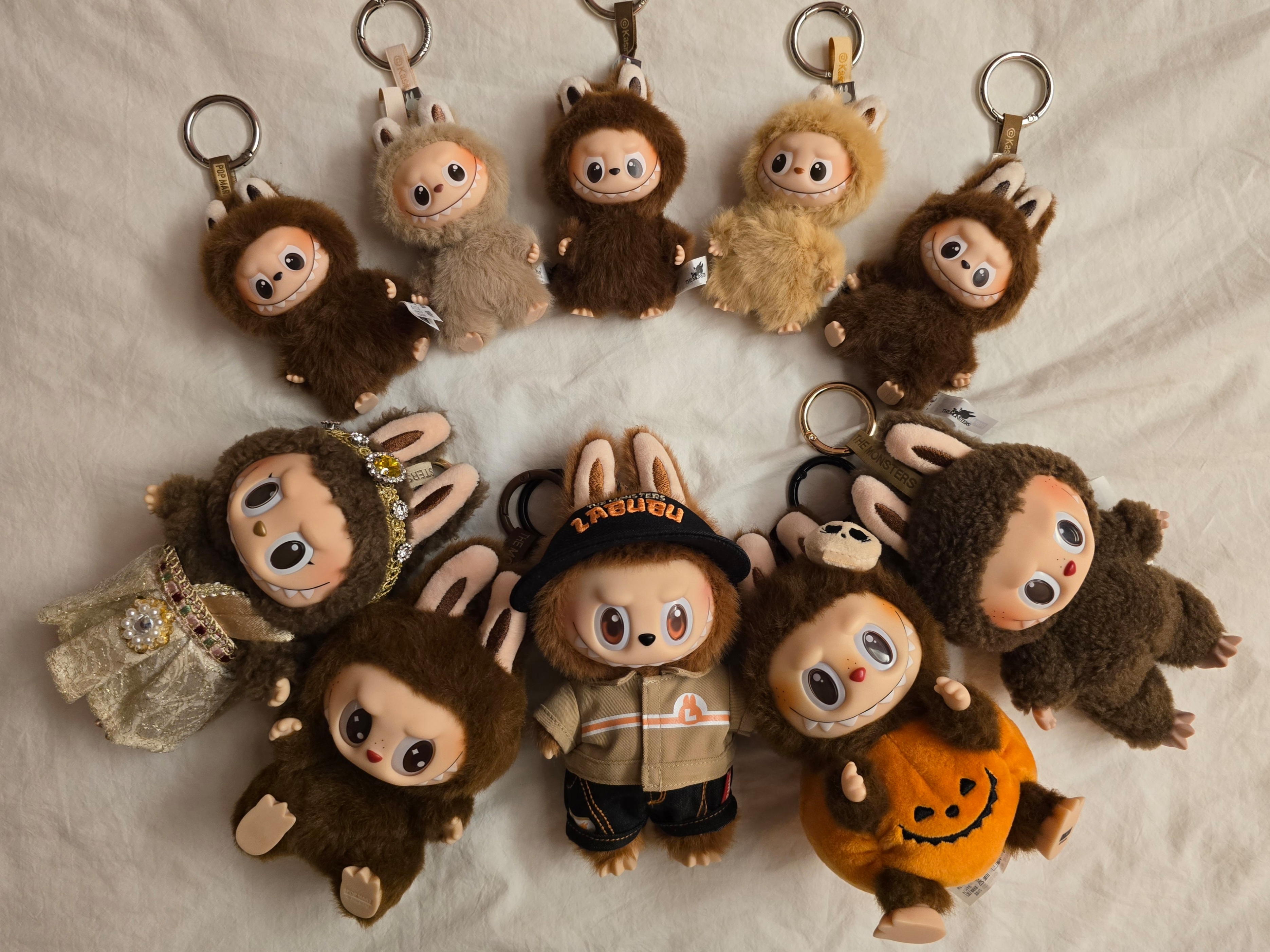 Pop Mart Labubu The Monsters Labubu Tasty Macarons Series Chestnut Cocoa Keyring (Opened Case), Pop Mart Labubu The Monsters Pin For Love Series Vinyl Plush Pendant (A-M) B (Opened Case) 착용 스타일 - 1