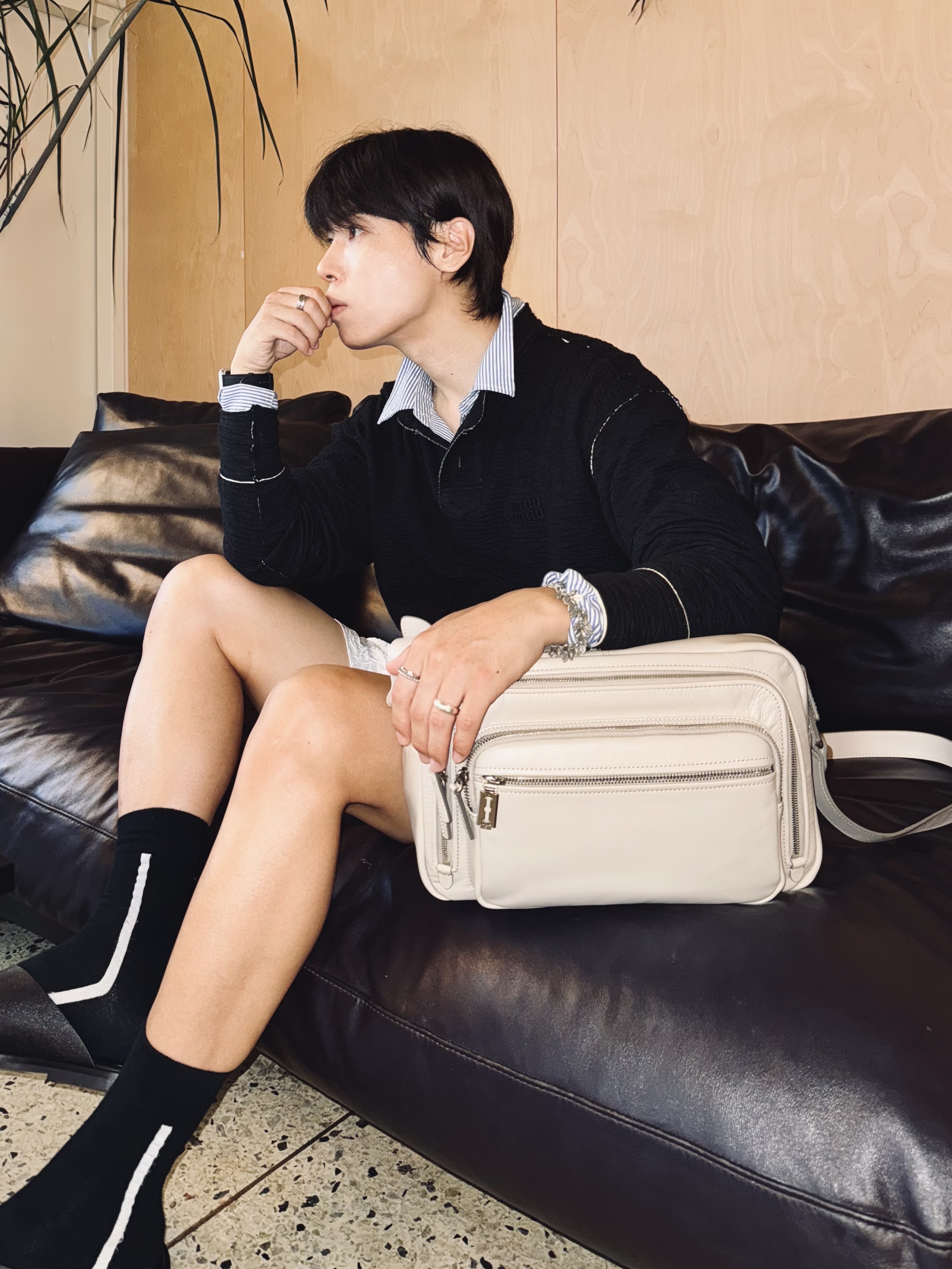 (W) Prada Nappa Leather Slides Black, Apple 2024 MacBook Air 15 M3 256GB SSD / 8GB RAM Silver (Korean Ver.) 착용 스타일 - 5