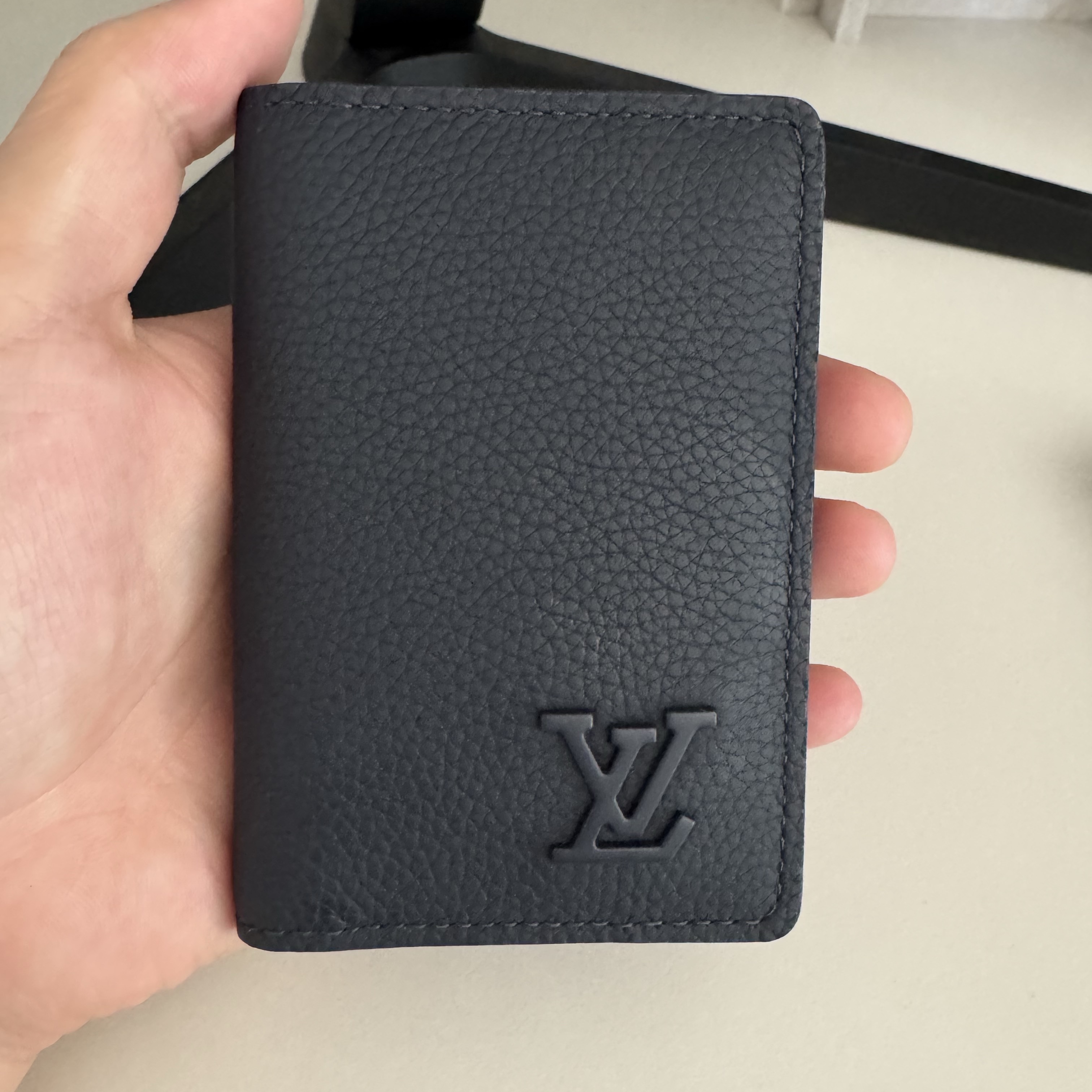 Louis Vuitton Pocket Organizer Navy Blue 착용 스타일 - 2