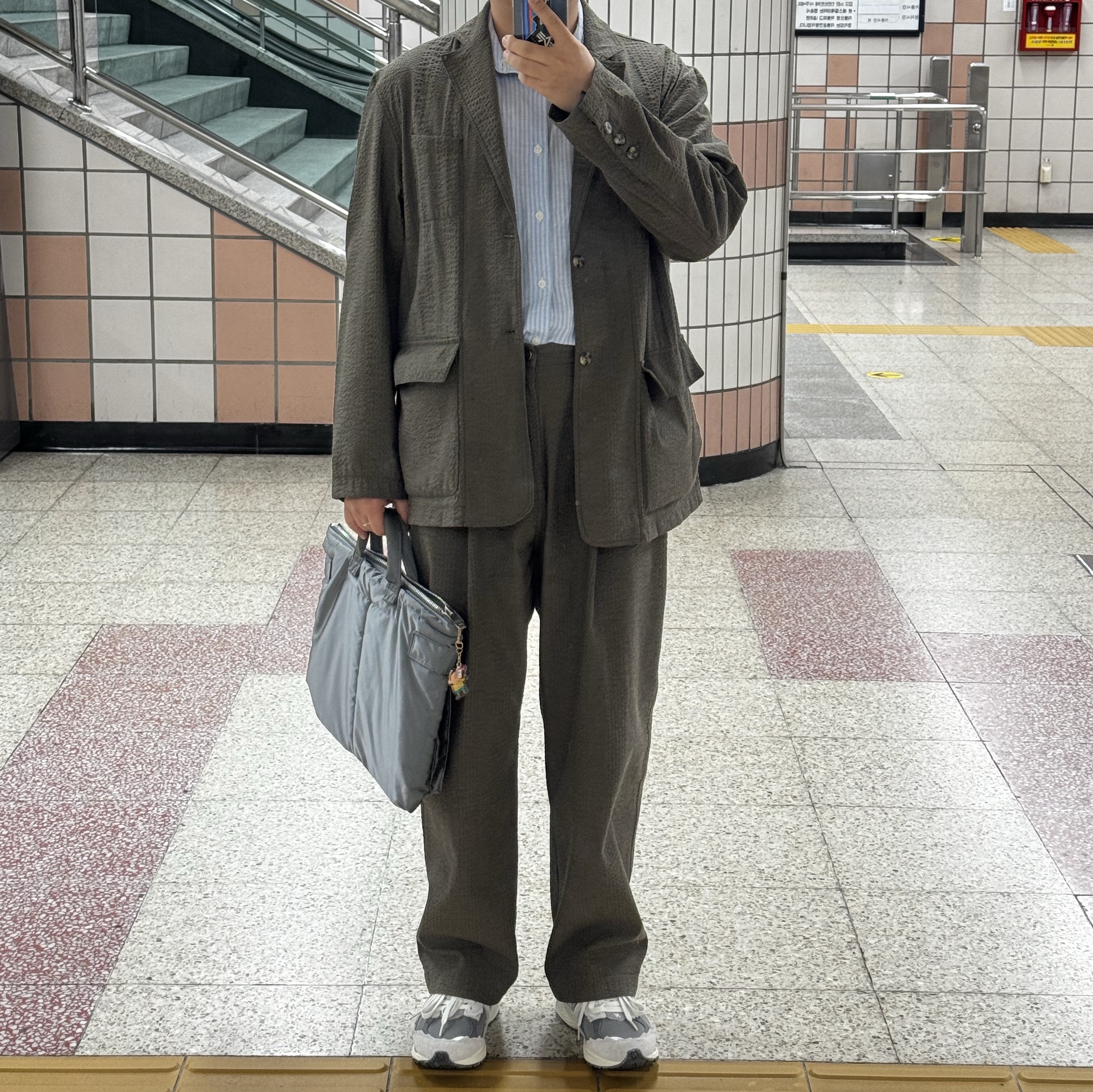 New Balance 2002R Protection Pack Rain Cloud, Porter Tanker 2Way Briefcase Grey 착용 스타일