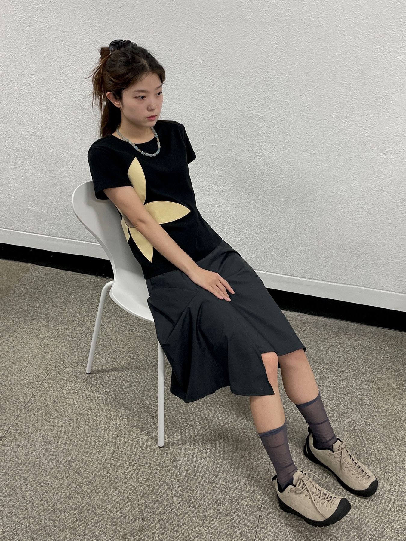 Riomeu Aqua Teen Calcite Necklace, Riomeu Asymmetric Midi Skirt Dark Gray 착용 스타일