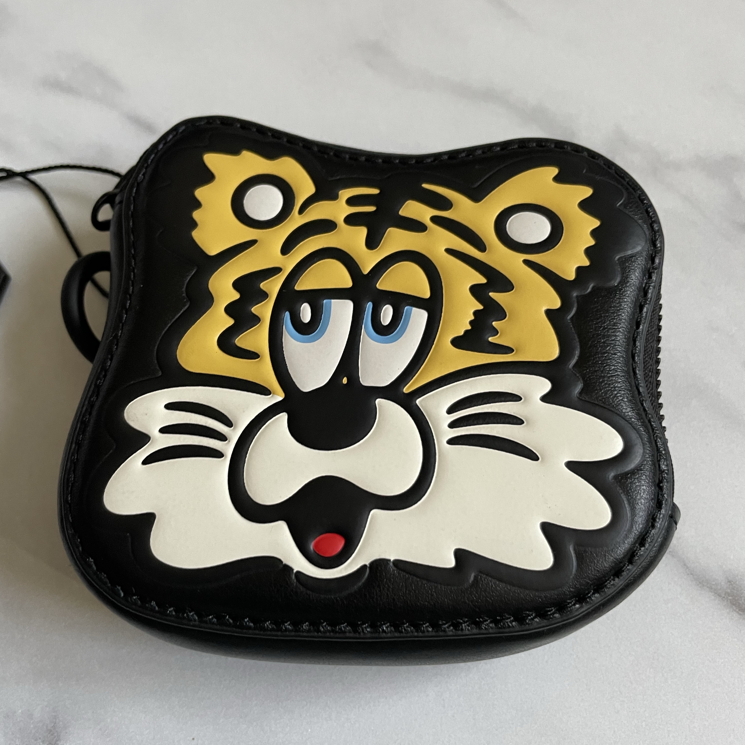 Kenzo x Verdy Market Purse in Leather Black 착용 스타일