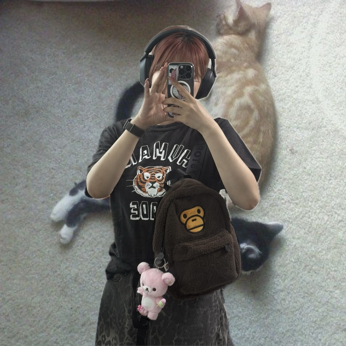 BAPE Baby Milo Mini Fur Backpack Brown, Human Made Graphic T-Shirt Black 착용 스타일 - 1