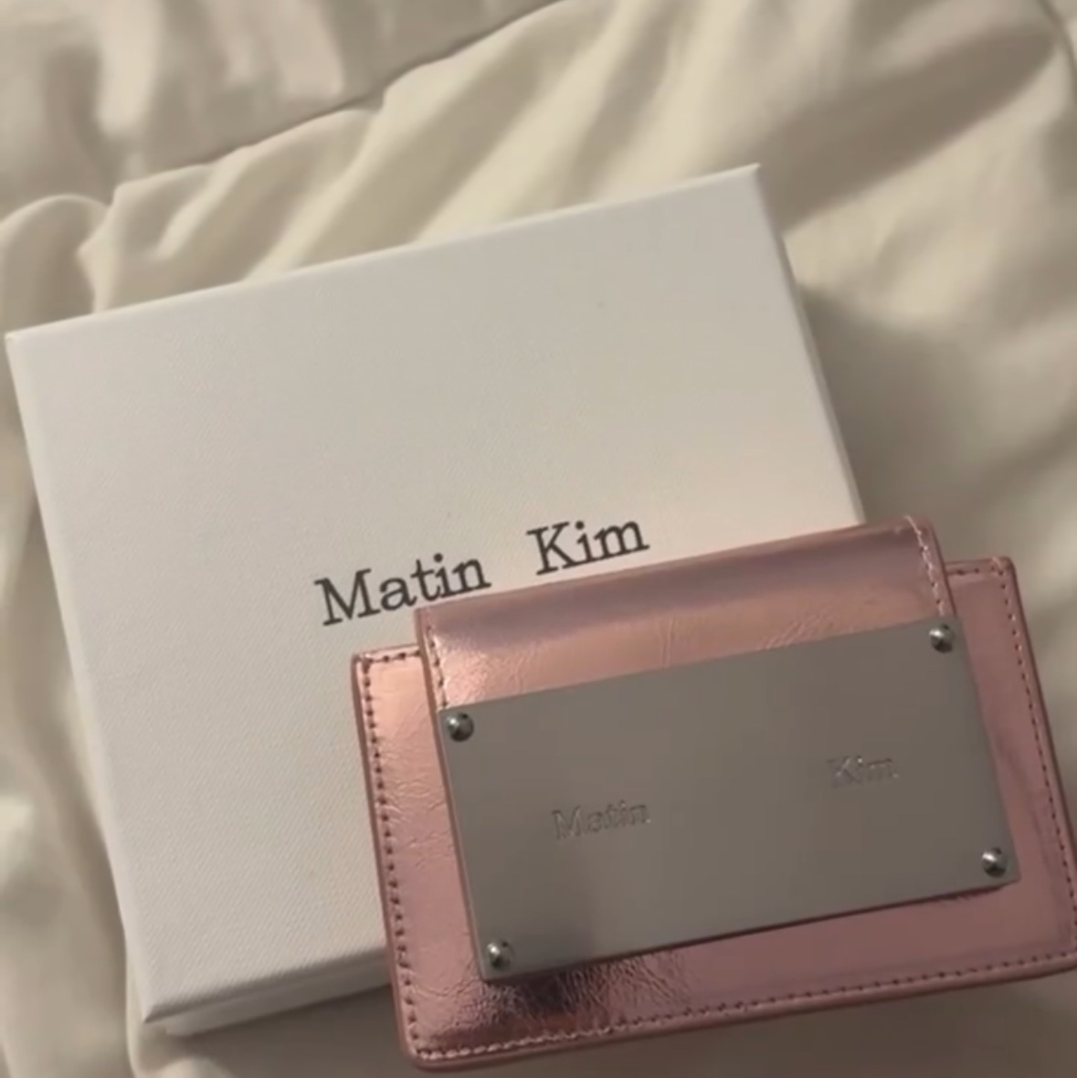 Matin Kim Accordion Wallet Indian Pink 착용 스타일