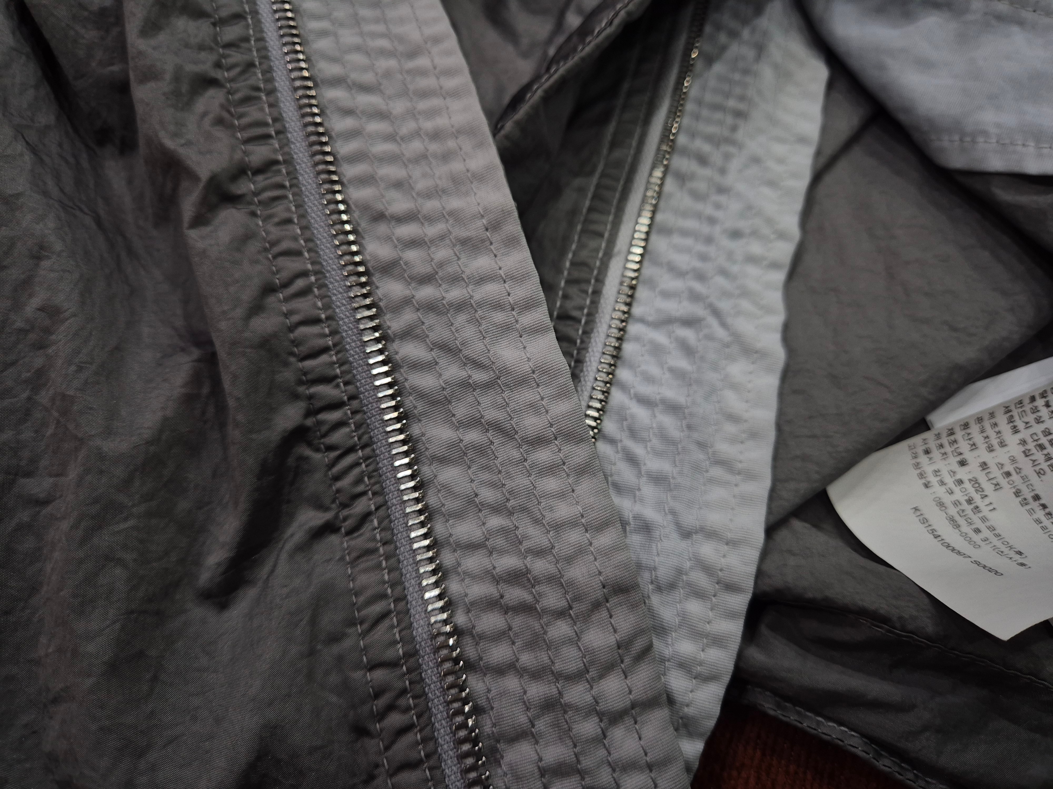 Stone Island 4100097 Nylon Metal Watro TC in Econyl Hooded Jacket with Light Wind Resistance and Anti Drop Antique Rose - 25SS, Stone Island 4100097 Nylon Metal Watro-TC in Econyl Hooded Jacket Black - 25SS 착용 스타일 - 5