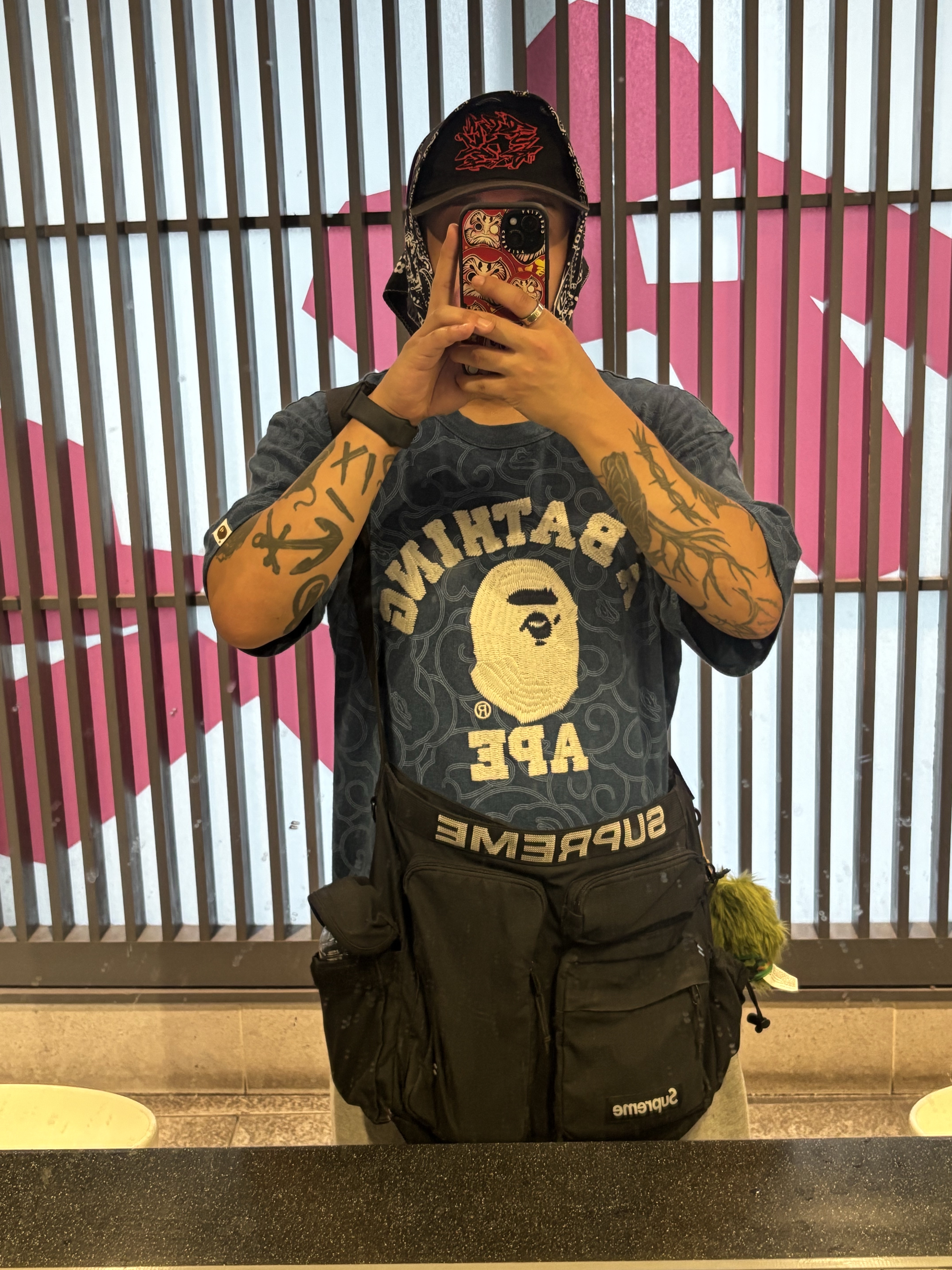 BAPE Indigo Dyed Cloud Camo College Relaxed Fit T-Shirt Navy, Supreme Field Messenger Bag Black - 23SS 착용 스타일 - 1