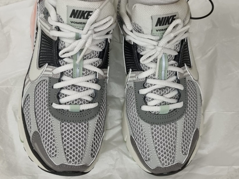 (W) Nike Zoom Vomero 5 Cobblestone and Flat Pewter 착용 스타일