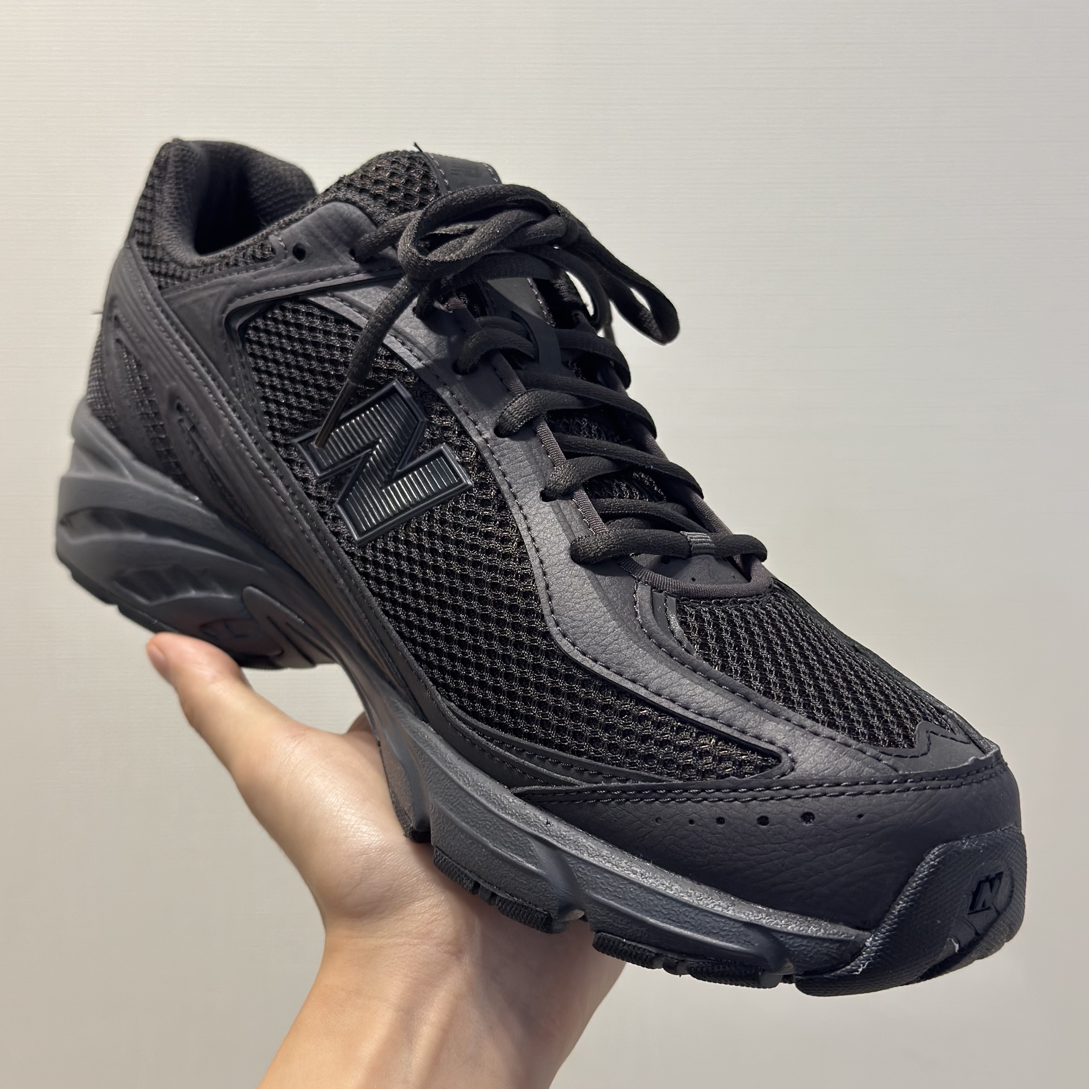 New Balance 509 Black Coffee 착용 스타일 - 2