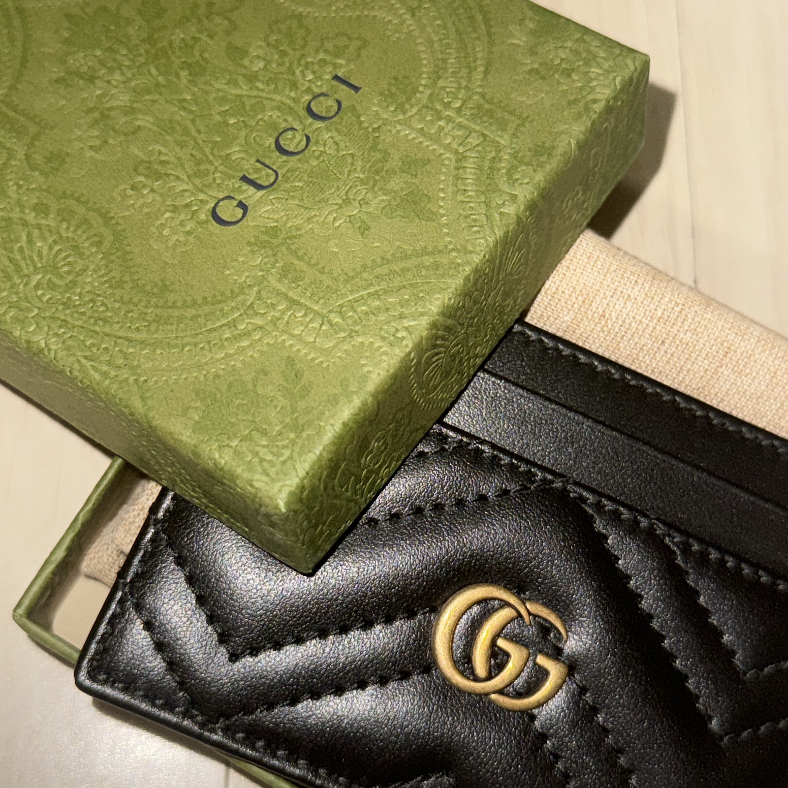 Gucci GG Marmont Card Case Black 착용 스타일