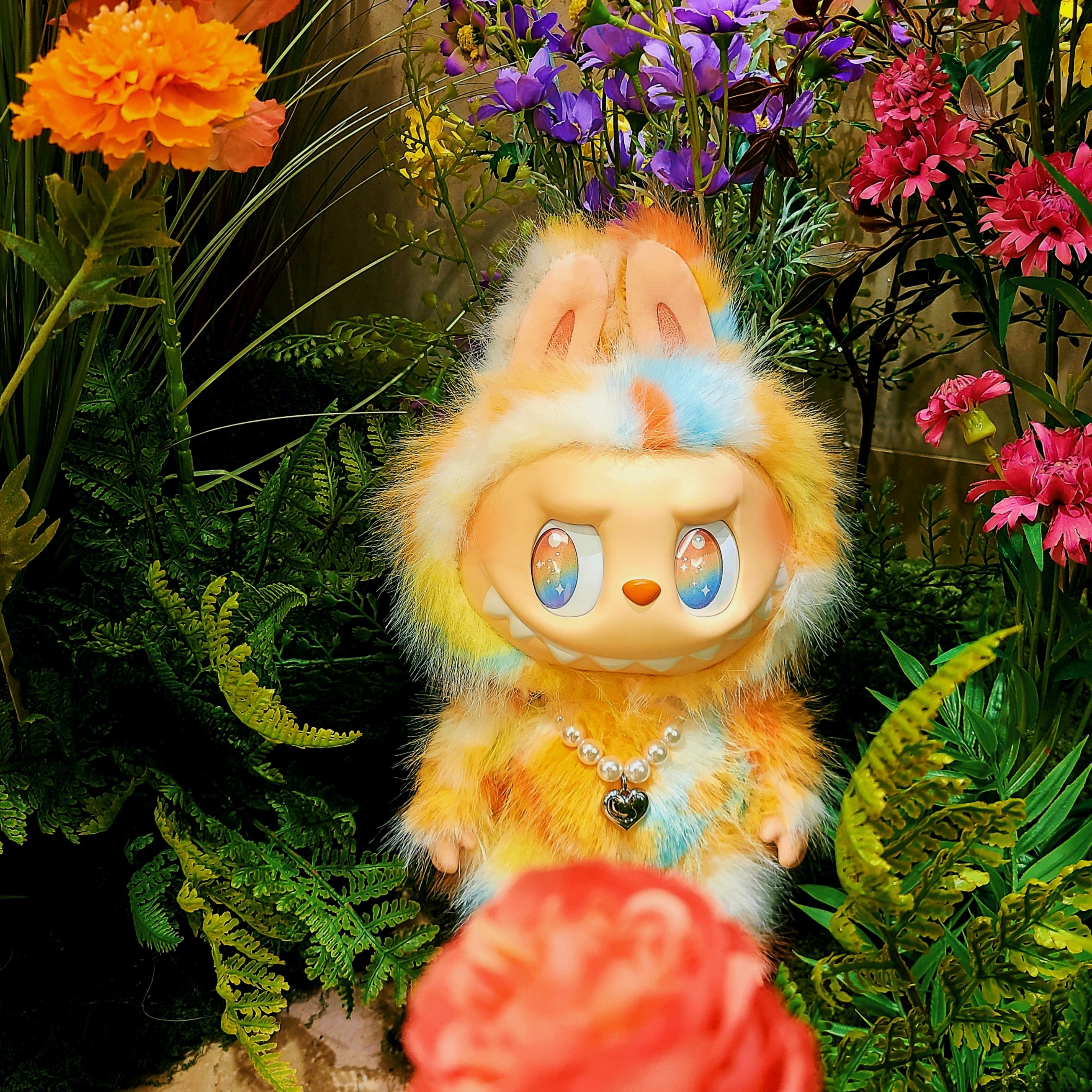 Pop Mart Labubu The Monsters Big Into Energy Series-Rock The Universe Vinyl Plush Doll 착용 스타일