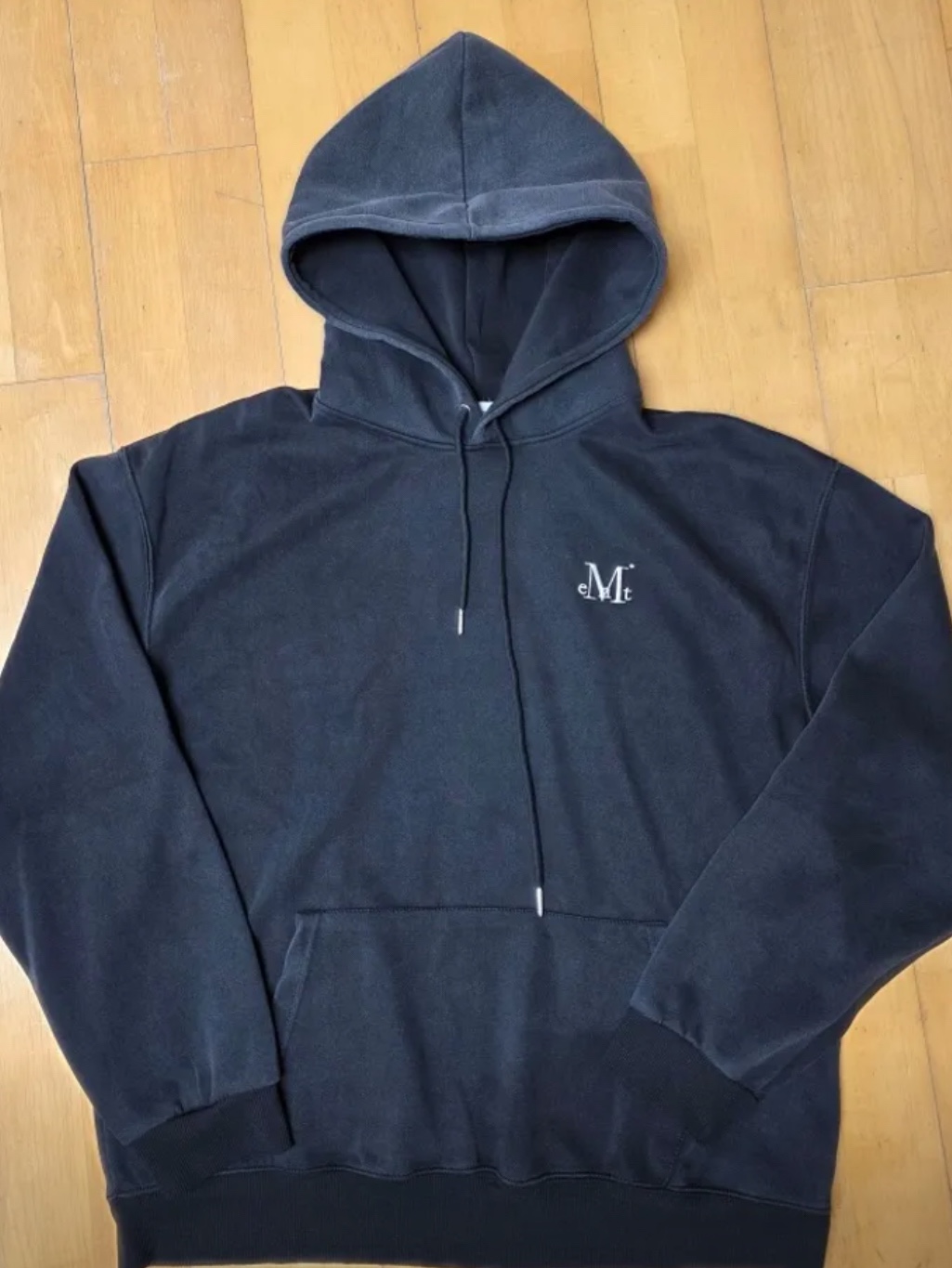 Signature Basic Logo Hood T Pigment Black 착용 스타일