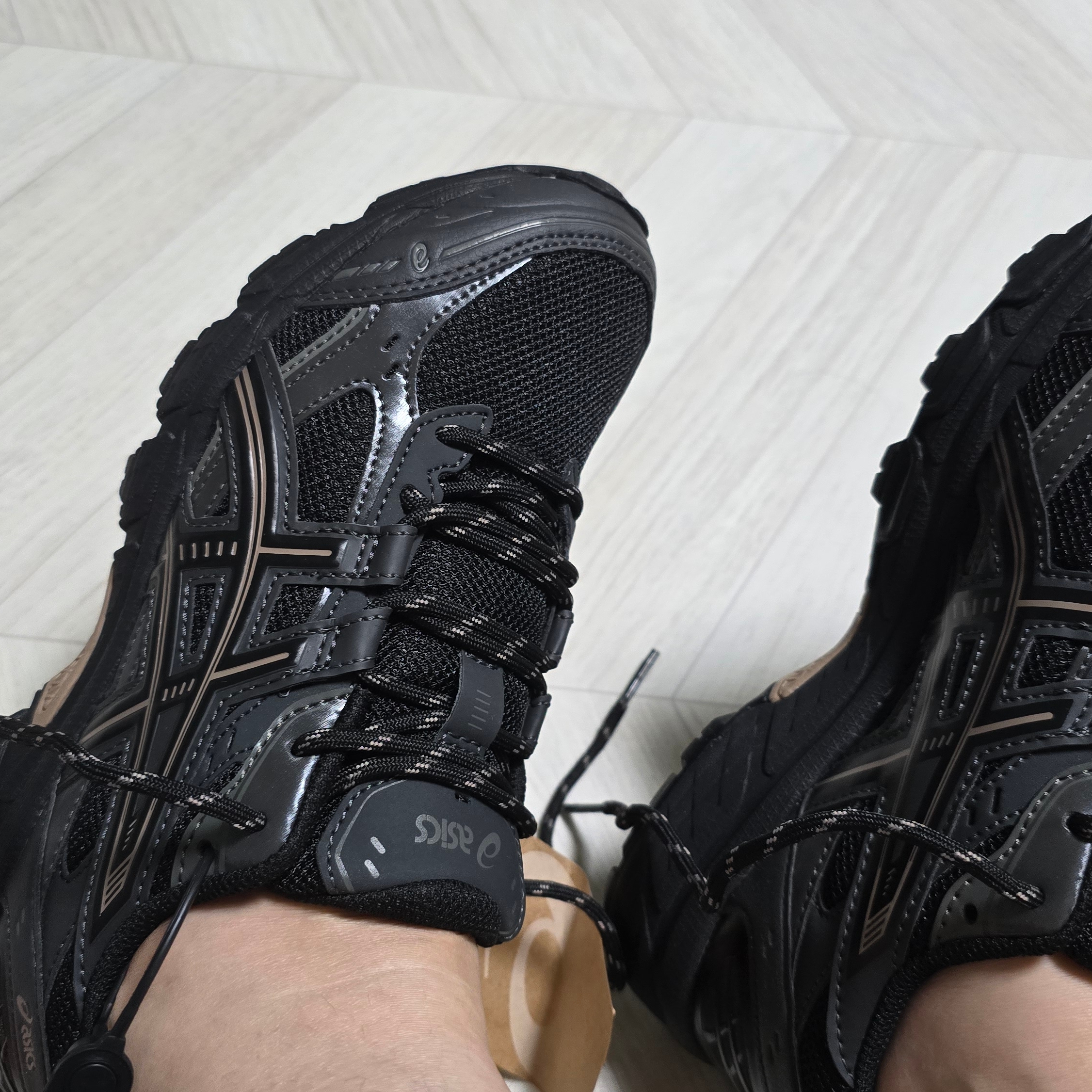 Asics Gel-Nunobiki Black Taupe Grey 착용 스타일 - 2