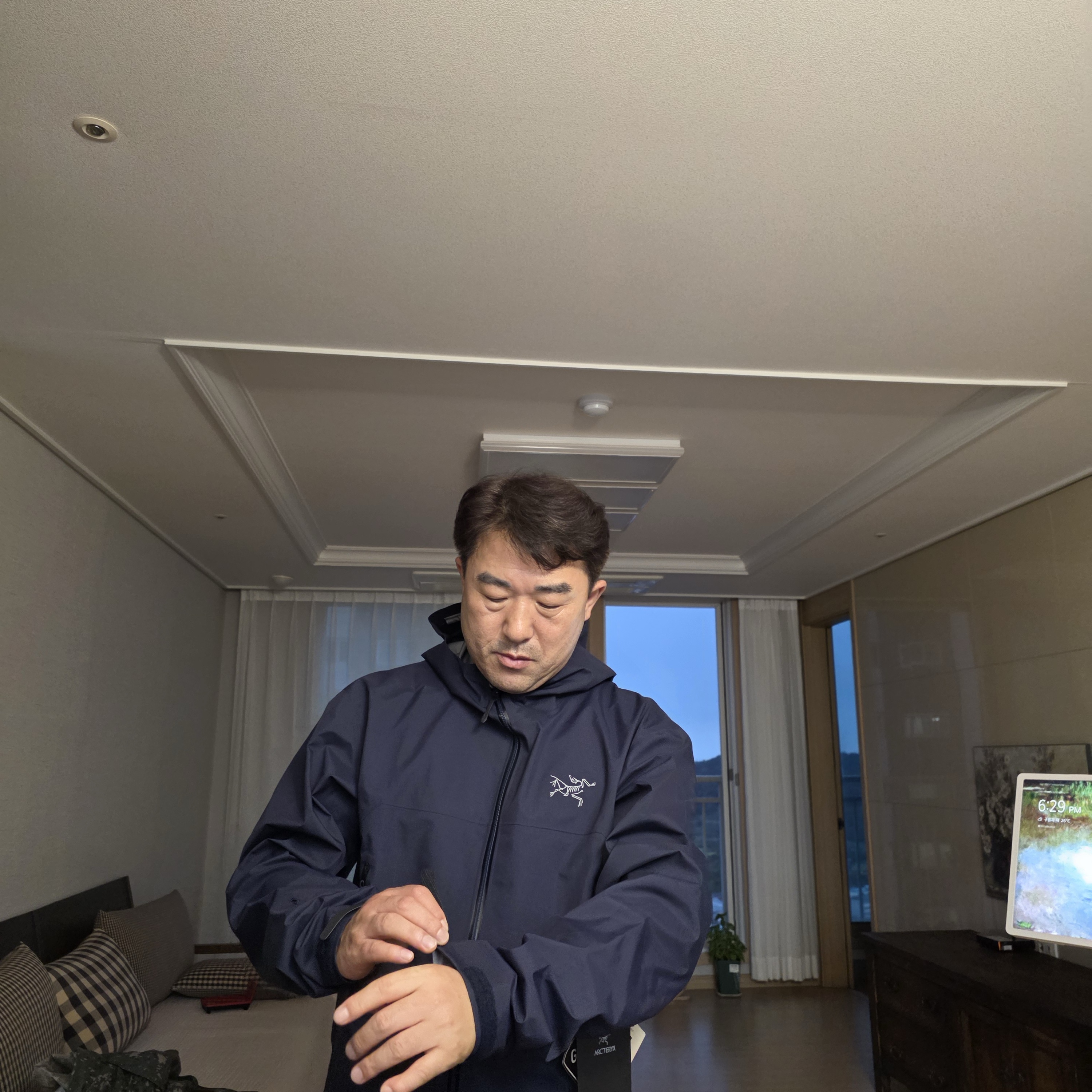Arc'teryx Beta Jacket Black Sapphire 착용 스타일