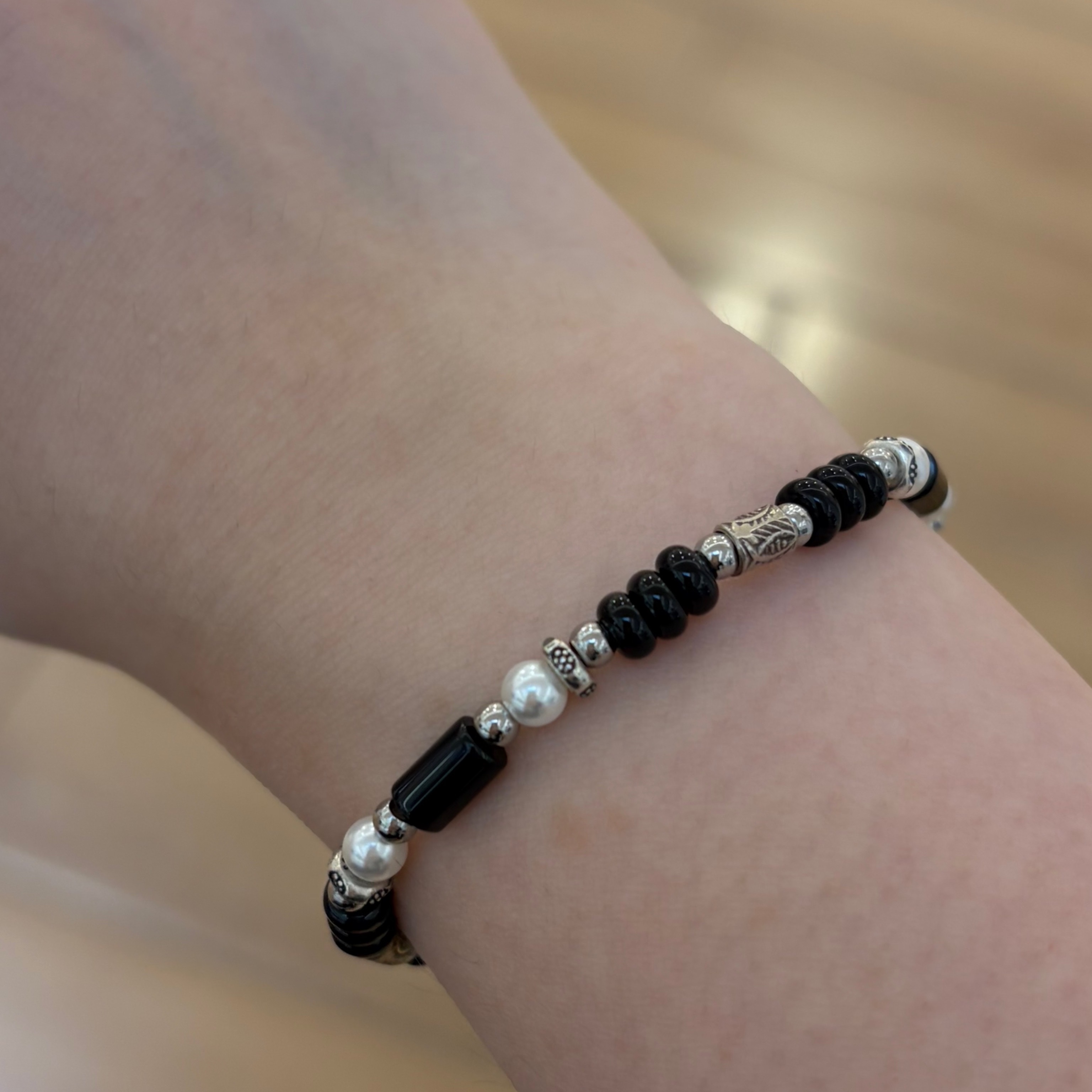 [KREAM 단독] Scudo Shell Black Pearl Beads Bracelet 착용 스타일