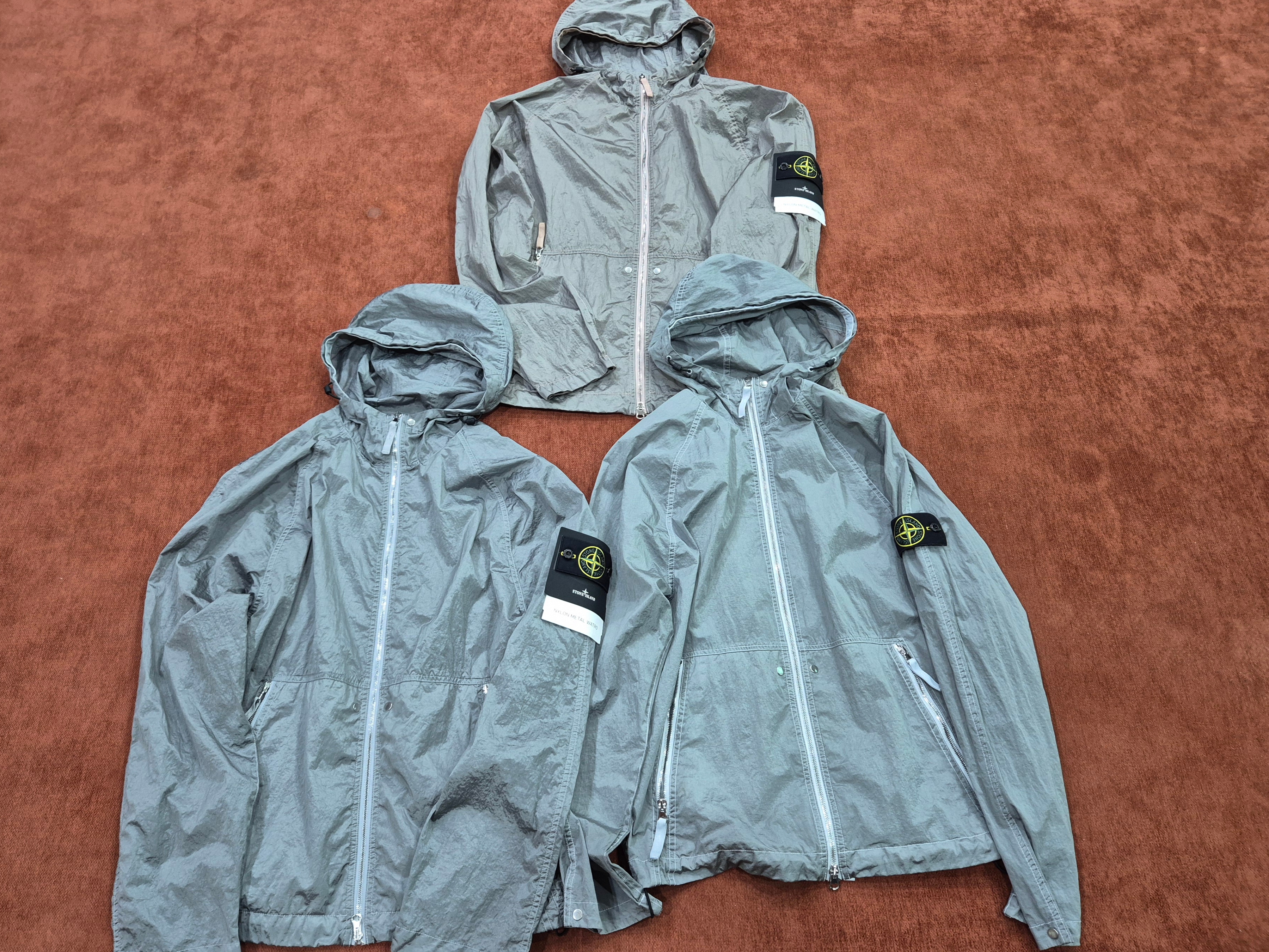 Stone Island 4100097 Nylon Metal Watro TC in Econyl Hooded Jacket with Light Wind Resistance and Anti Drop Antique Rose - 25SS, Stone Island 4100097 Nylon Metal Watro-TC in Econyl Hooded Jacket Black - 25SS 착용 스타일 - 2