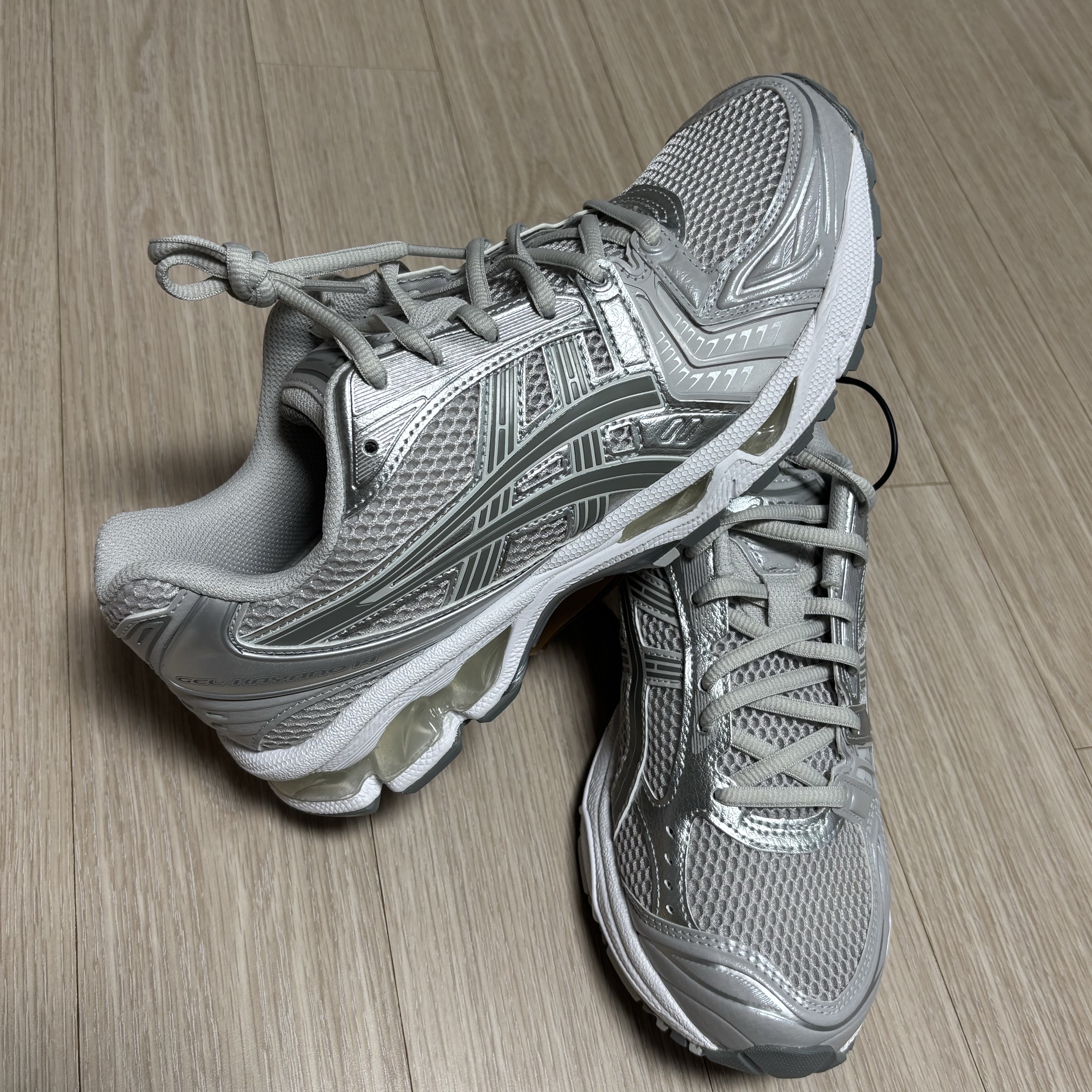 (W) Asics Gel-Kayano 14 Cloud Grey Clay Grey 착용 스타일 - 2