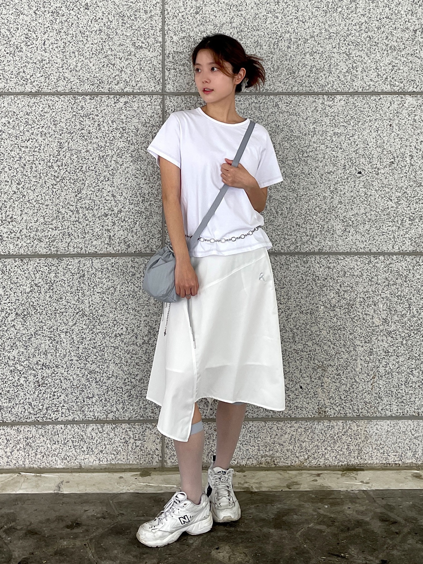 Riomeu Mini Pouchi Cross Bag Gray, Riomeu Asymmetric Midi Skirt White 착용 스타일