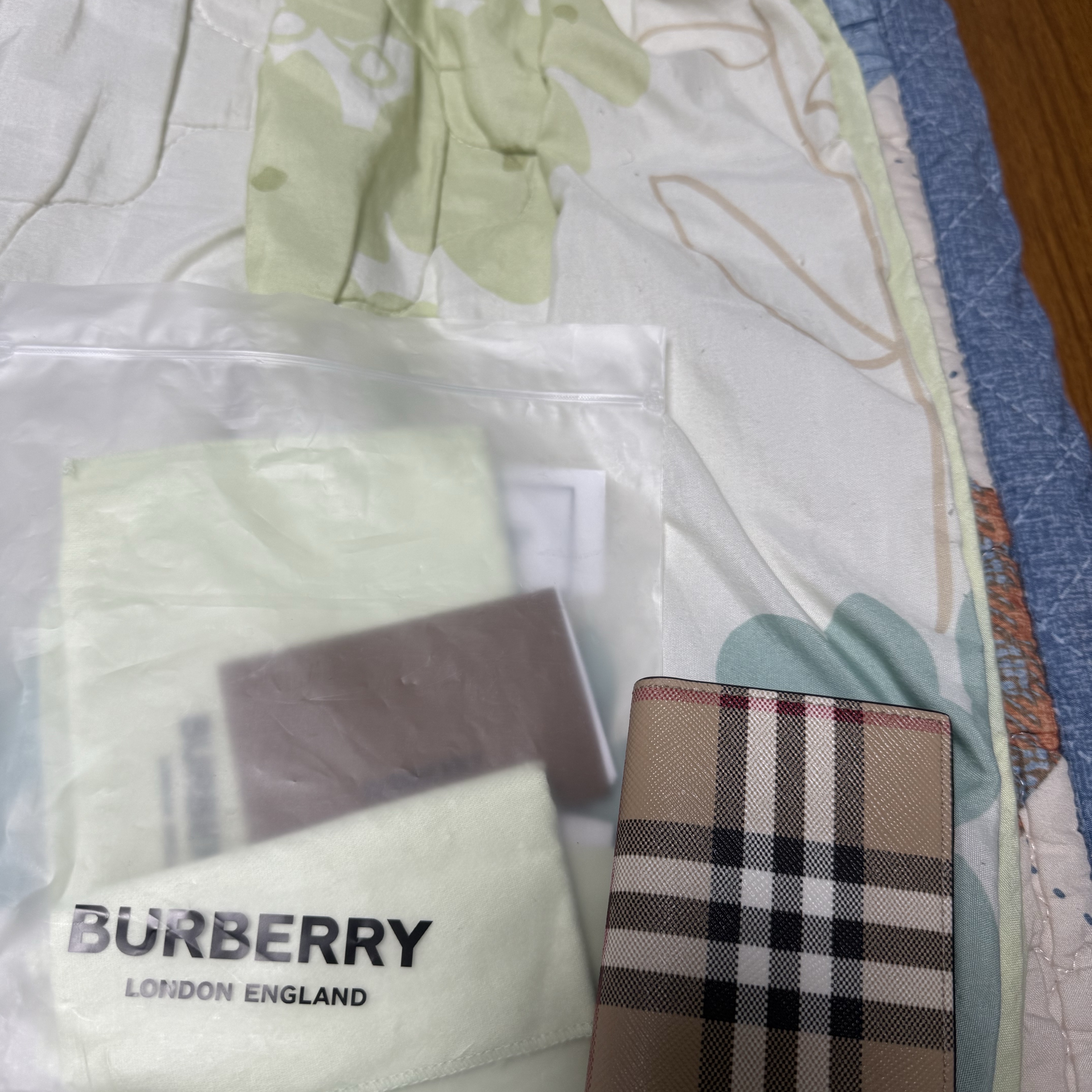 Burberry Vintage Check and Leather Folding Card Case Archive Beige 착용 스타일