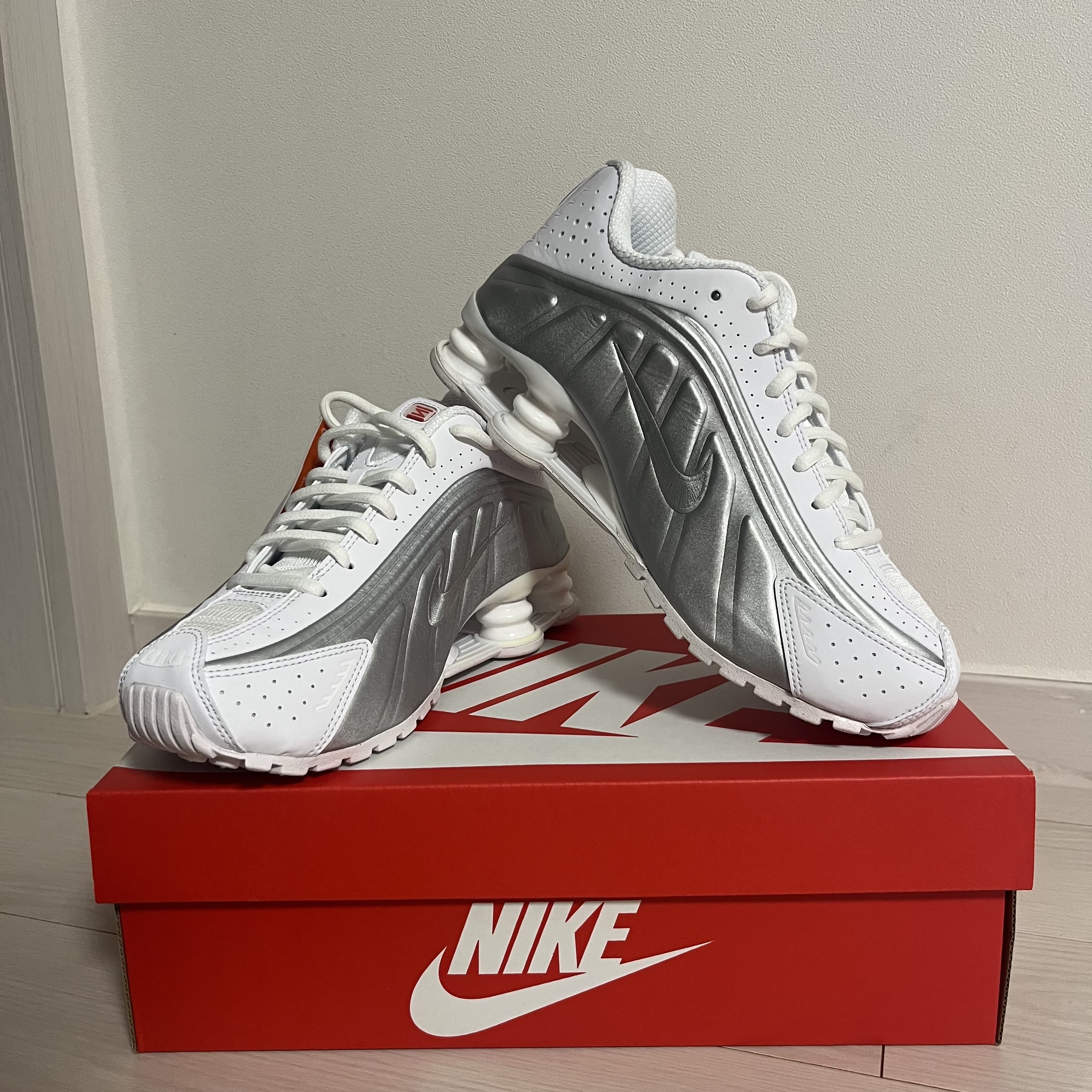 (W) Nike Shox R4 White Metallic Silver 착용 스타일 - 1